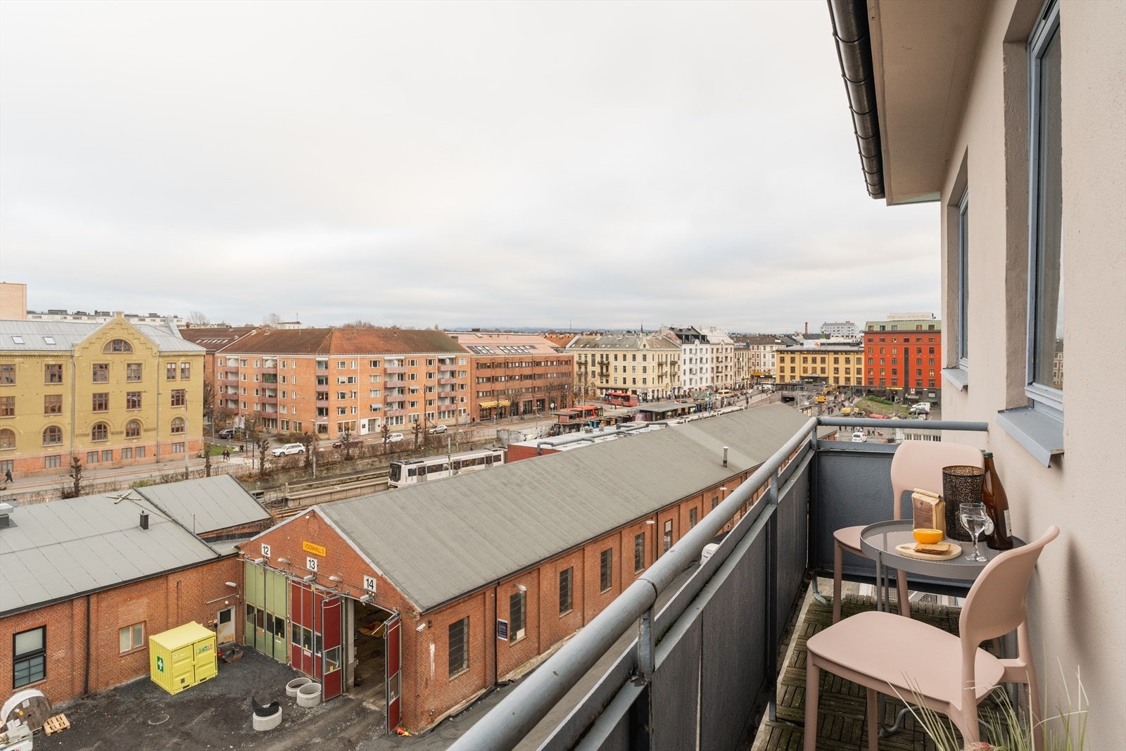 En moderne og attraktiv 3-roms leilighet med flere gode kvaliteter og en svært sentral beliggenhet. Galleribilde