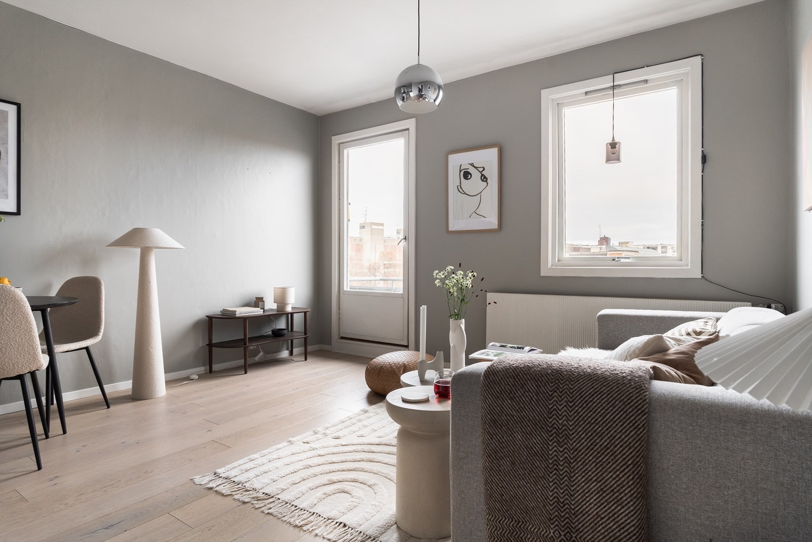 Eier opplyser at vinduene og ytterdør er planlagt skiftet i regi av sameiet ila 2025/2026. Galleribilde