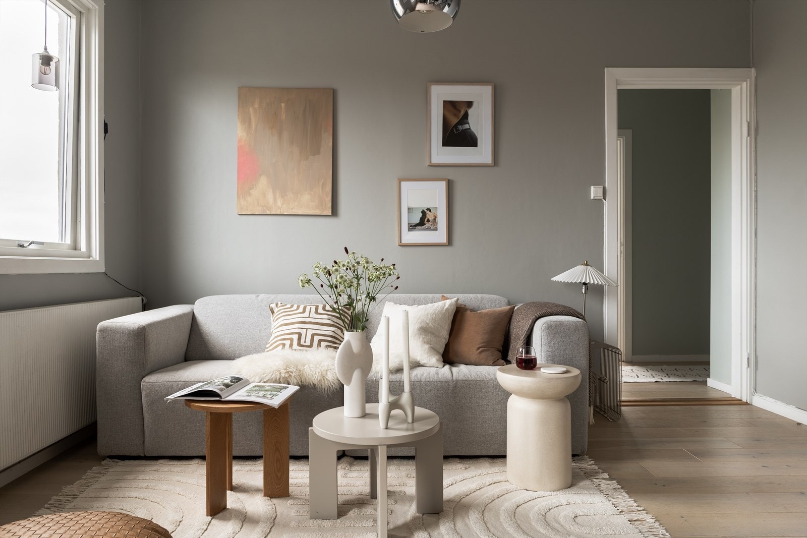 Leiligheten fremstår som innbydende med lyse overflater og en 1-stavs eikeparkett på gulv. Galleribilde