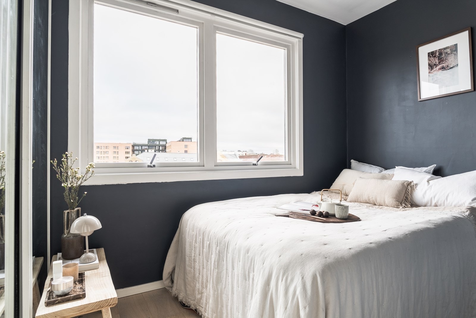 Hovedsoverom innredet med en stor, praktisk skyvedørsgarderobe. Her er det rikelig med oppbevaring. Galleribilde