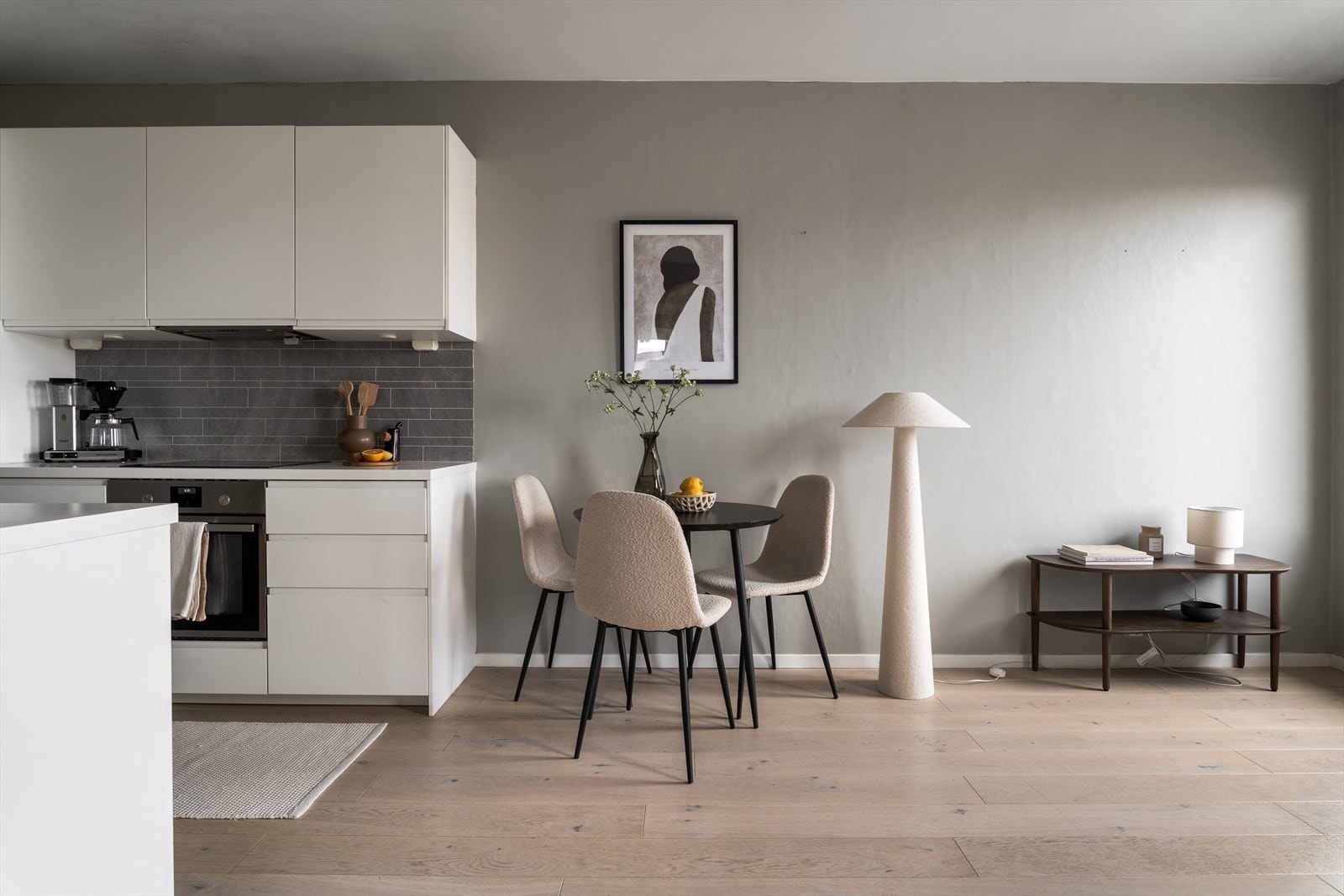 Praktisk planløsning med åpen stue/kjøkken løsning og to soverom. Galleribilde