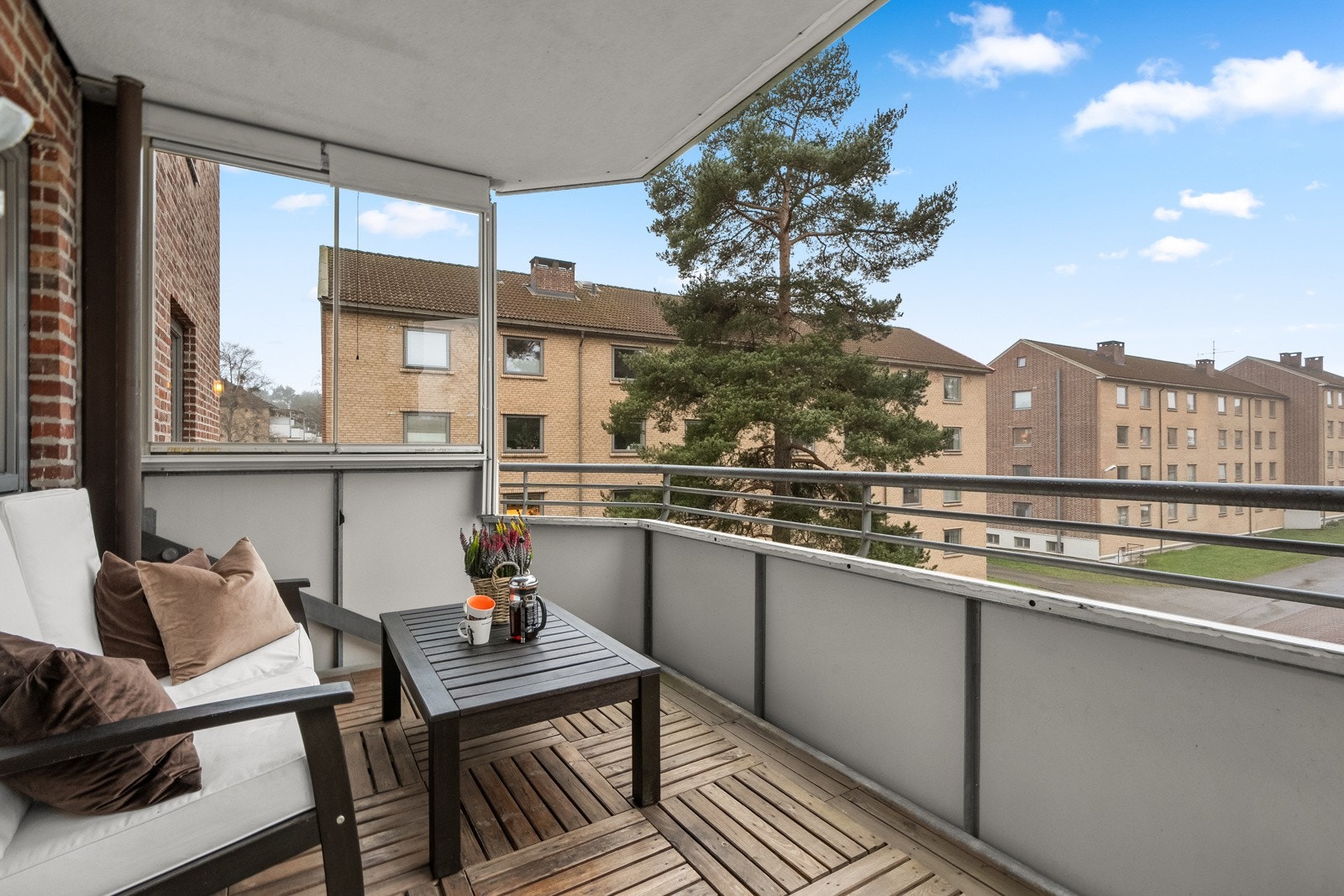 Balkongen er utstyrt med utelys og sidevegger som gir skjerming mot vind og innsyn. Det er tillatt å grille med elektrisk grill eller gassgrill. Galleribilde