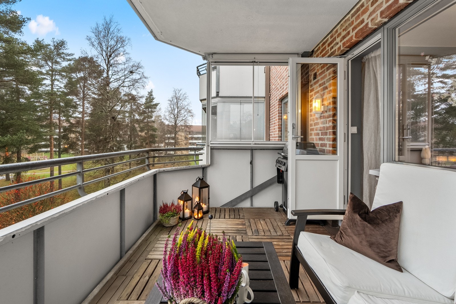 En attraktiv 1-roms med skjermet beliggenhet på Oppsal. Her bor du rett ved buss og matbutikk, i tillegg til flotte turområder i Østmarka. Galleribilde