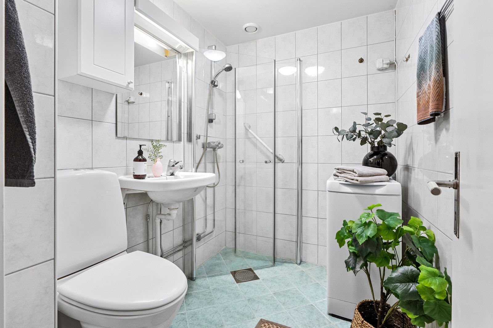 Badet er flislagt og har varme i gulv. Et godt sted å starte dagen! Galleribilde