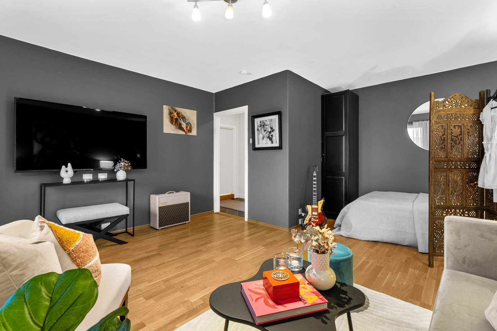 Vi går inn igjen. I stuen er det lagt to-stavs eikeparkett. Himlingshøyden her er målt til ca. 2,51 m. Galleribilde