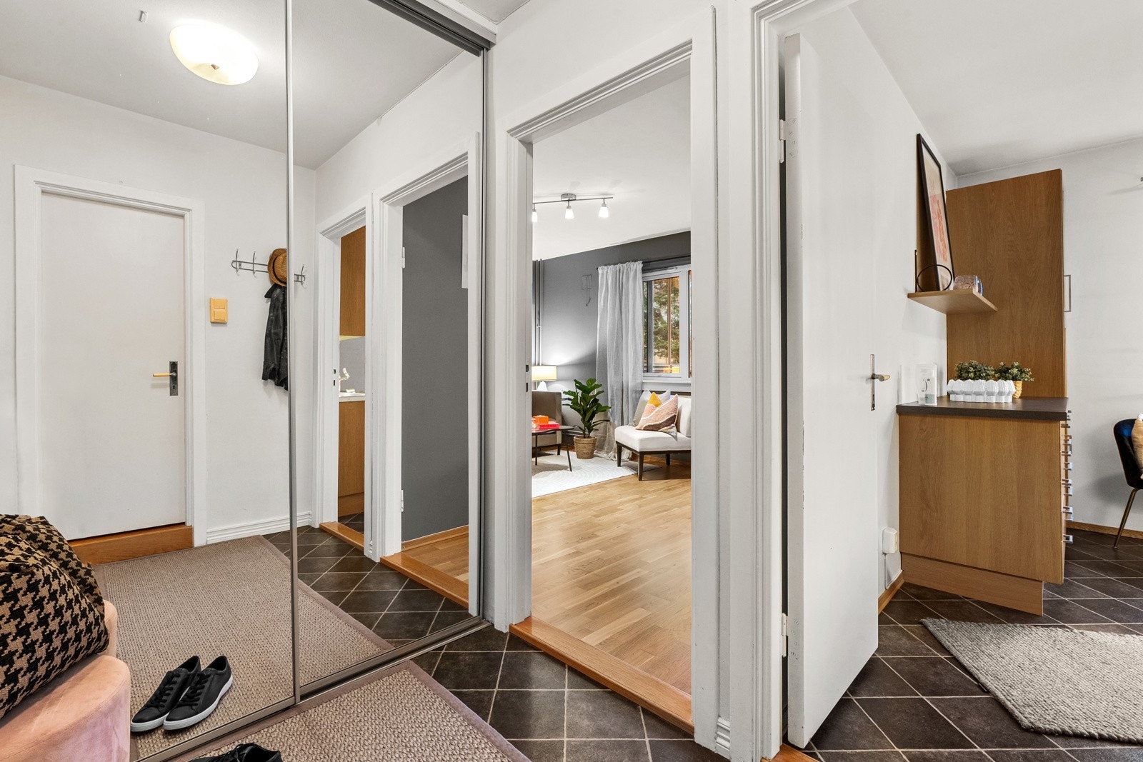 Fin entré som fungerer som et slags knutepunkt i leiligheten, da man har tilgang til øvrige rom her ifra. Galleribilde