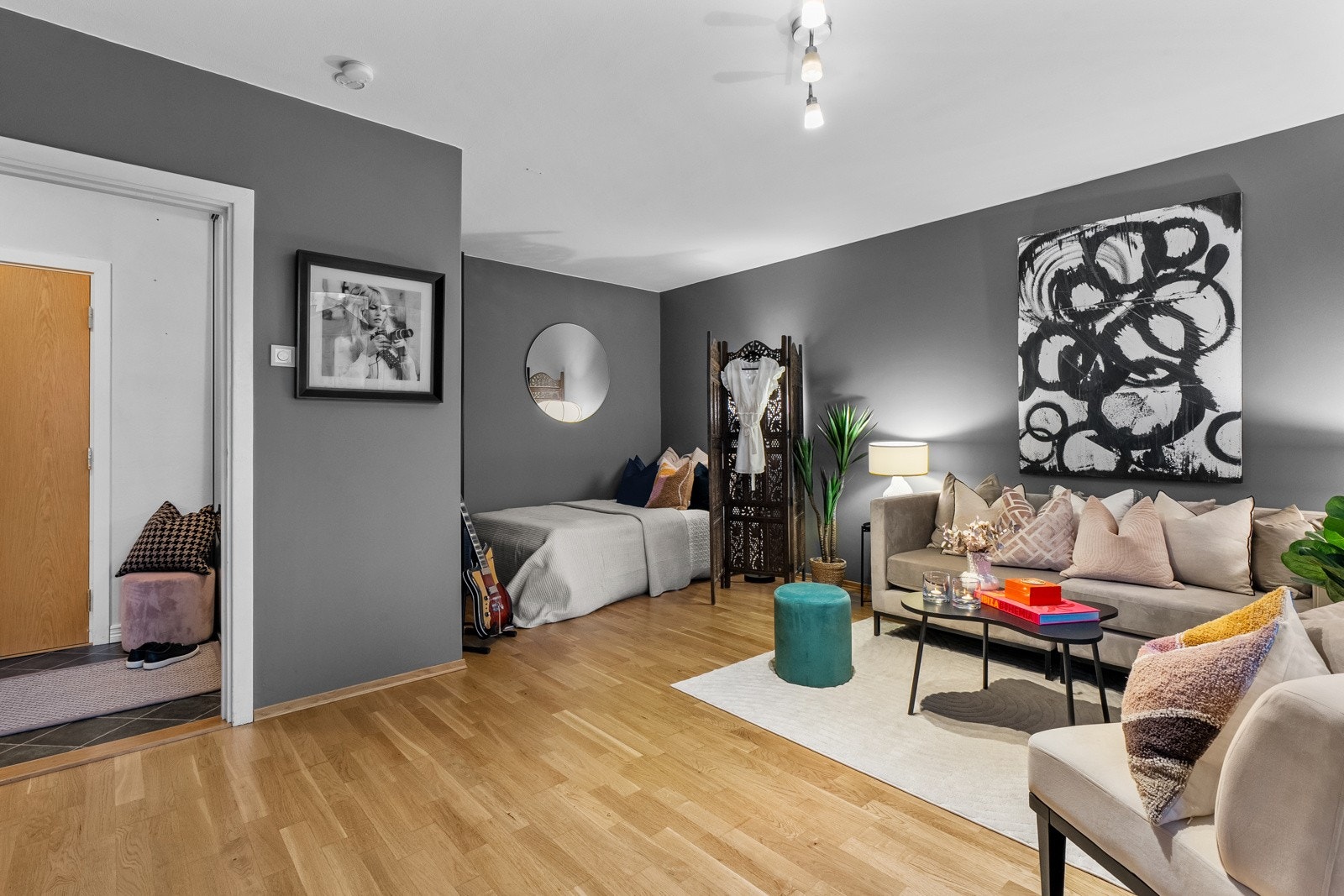 Møbleringsvennlig stue med god plass til sofagruppe med tilhørende TV-møblement. Galleribilde