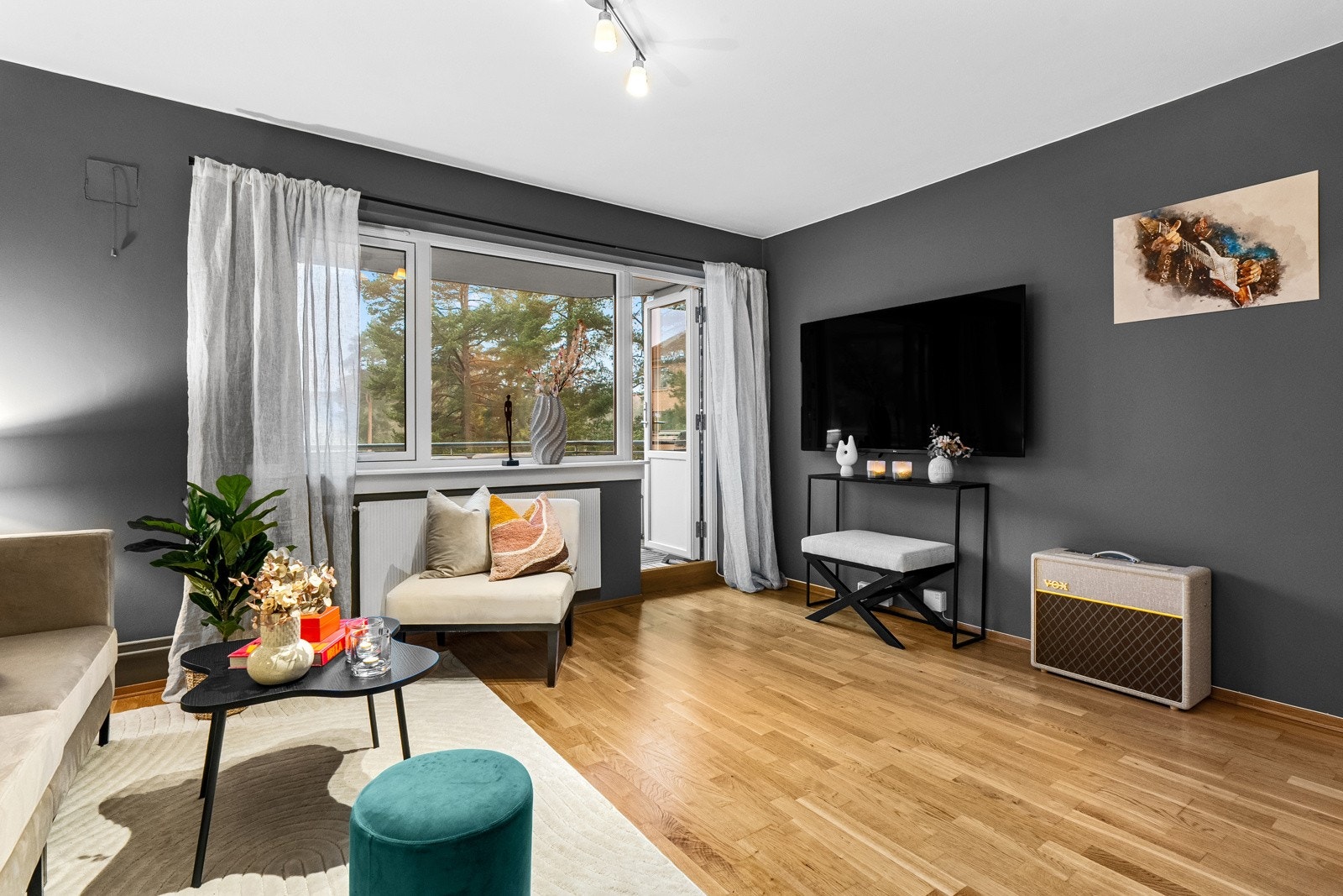 Leiligheten har en god intern beliggenhet med vinduer som vender inn mot grønt fellestun. Galleribilde