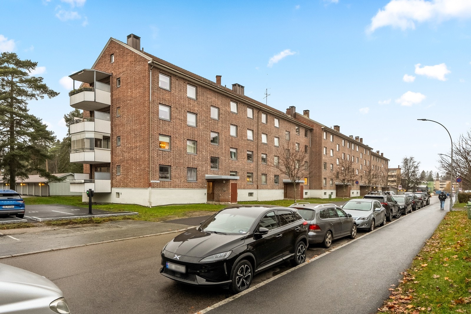 Leiligheten ligger i blokkens 3.etasje og vender inn mot felles grøntområde. Galleribilde