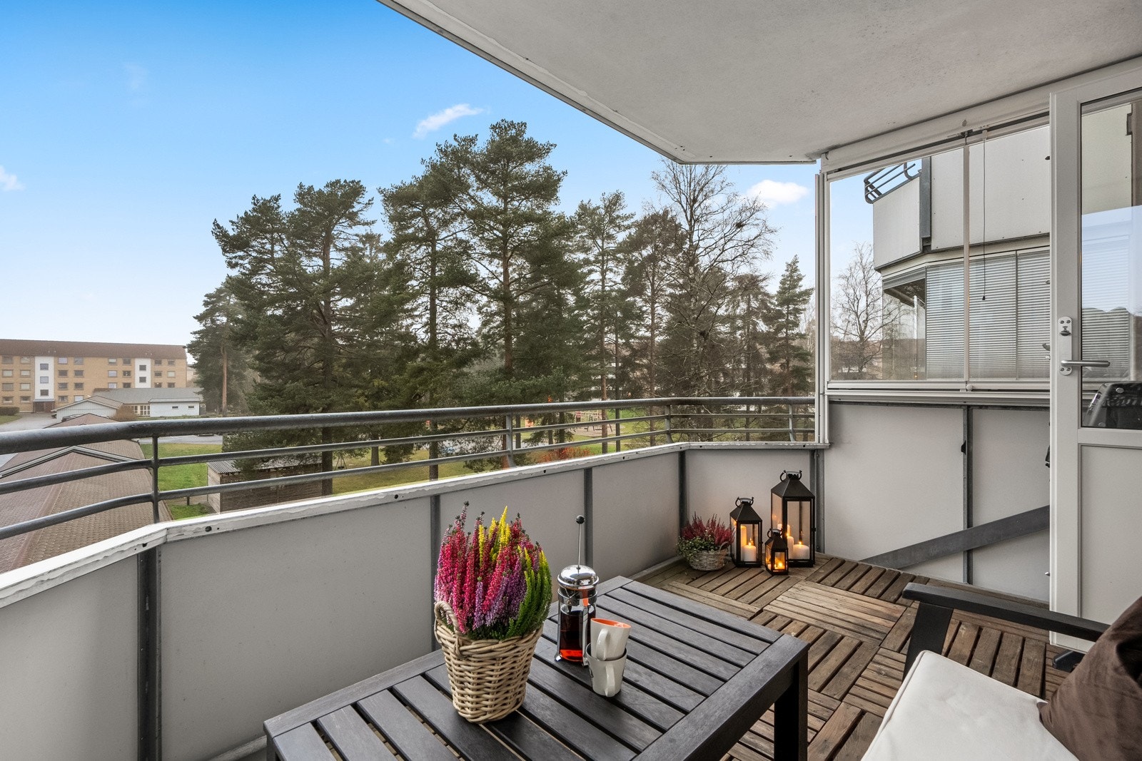 Fra stuen er det utgang til vestvendt, overbygd balkong. Gulvareal på ca. 9 kvm muliggjør forskjellig type balkongmøblement. Galleribilde