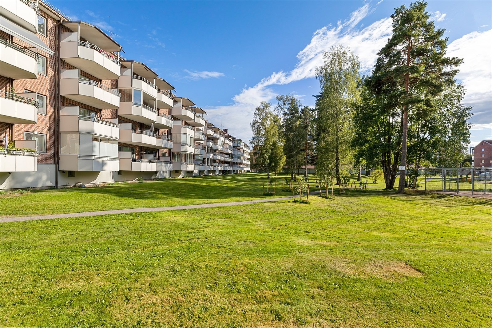 Her er det masse boltreplass for både små og store, med sittebenker, lekeplass og bålpanne. Galleribilde