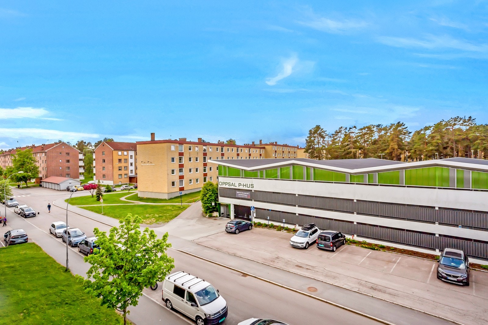 Borettslaget har 125 parkeringsplasser og 33 garasjeplasser som leies ut etter venteliste. Oppsal P-hus ligger få minutters gange fra boligen, her er det tidvis mulighet for leie av garasjeplass. Galleribilde