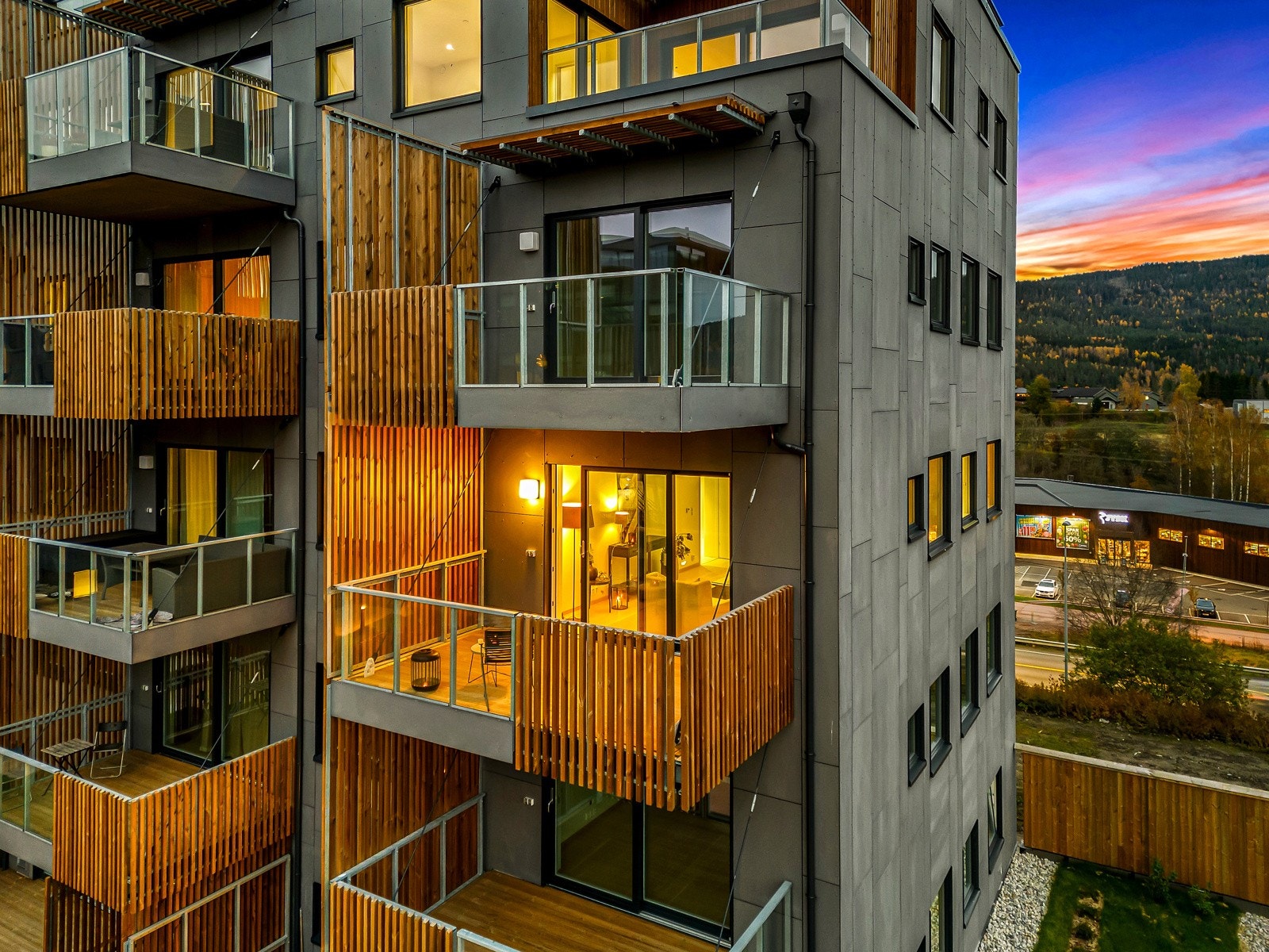 For de som verdsetter utendørs livsstil, er denne balkongen på 10.5 kvm utstyrt med trykkimpregnerte terrassebord, samt rekkverk og håndløpere i tre, stål og glass. Galleribilde