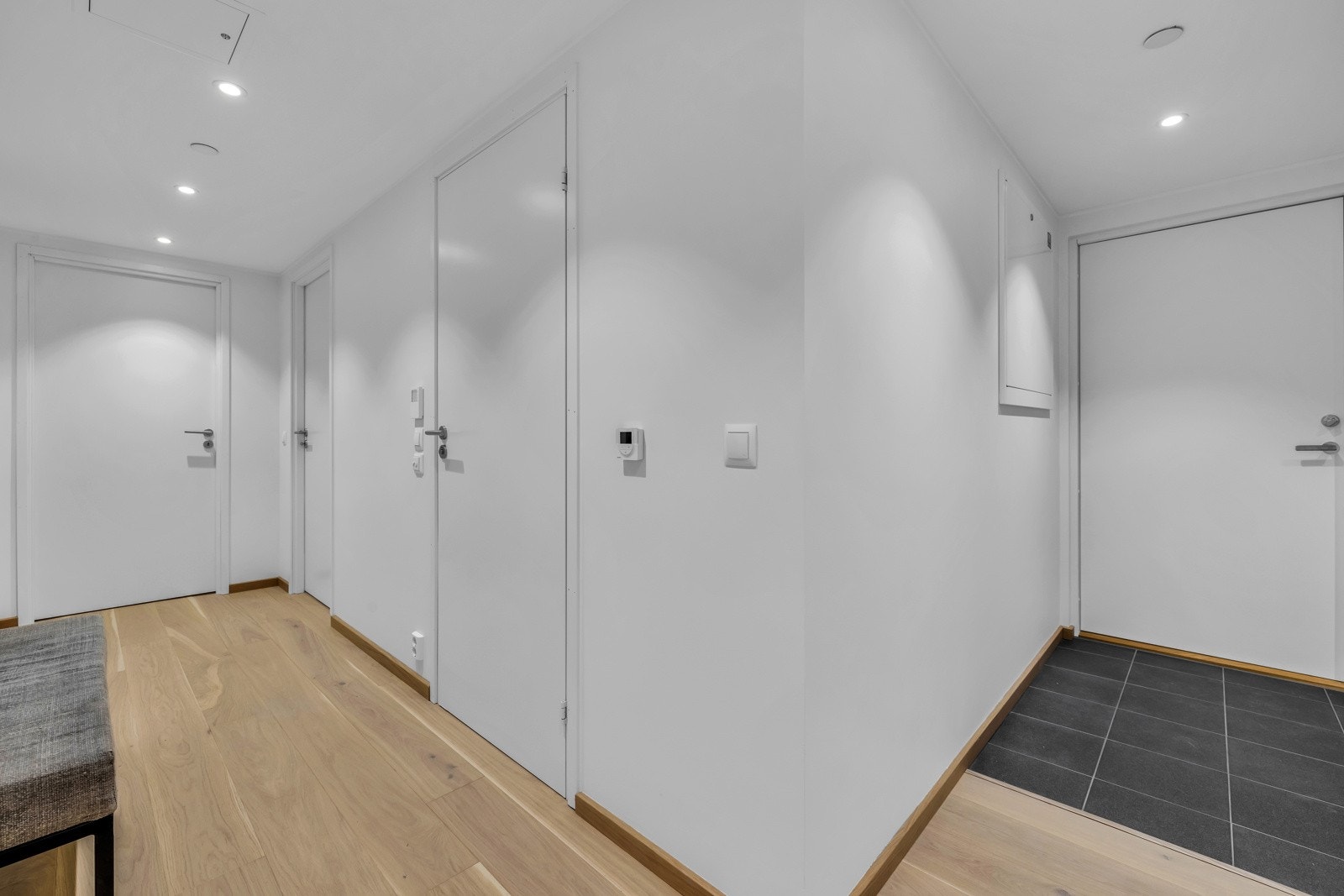 Leiligheten har en romslig og innbydene gang med vannbåren varme som tar deg videre til resten av leiligheten. Galleribilde