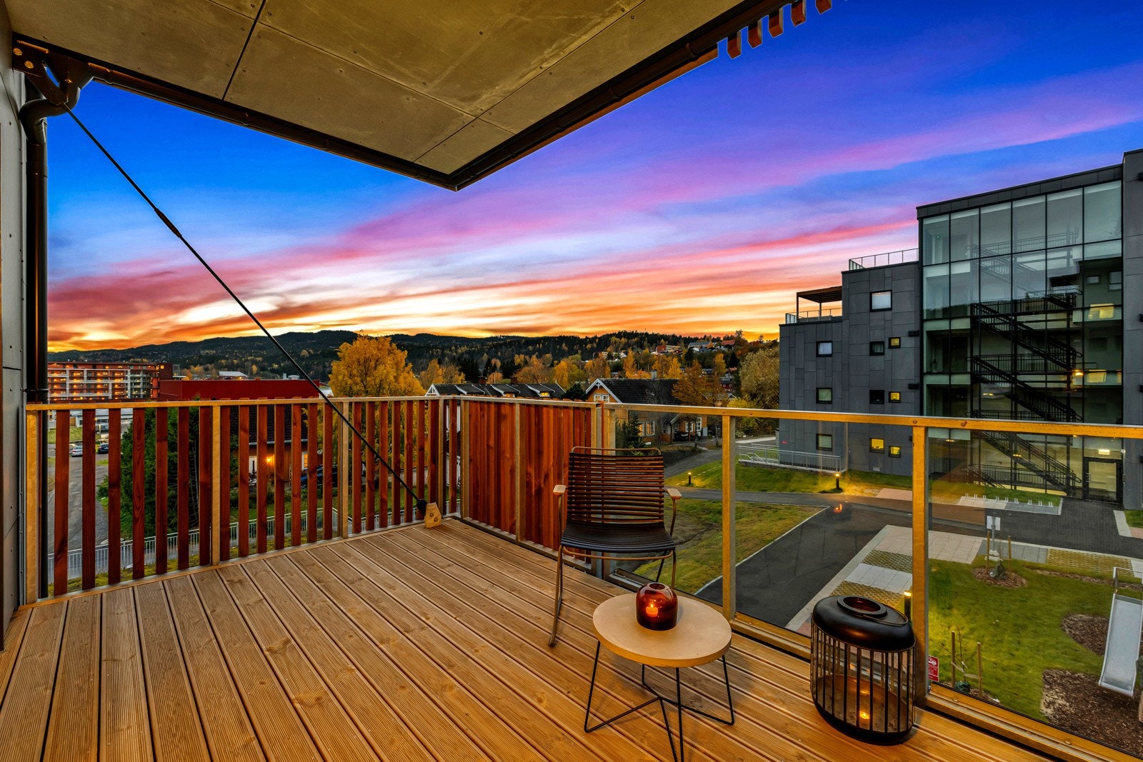 For de som verdsetter utendørs livsstil, er denne balkongen på 10.5 kvm utstyrt med trykkimpregnerte terrassebord, samt rekkverk og håndløpere i tre, stål og glass. Galleribilde