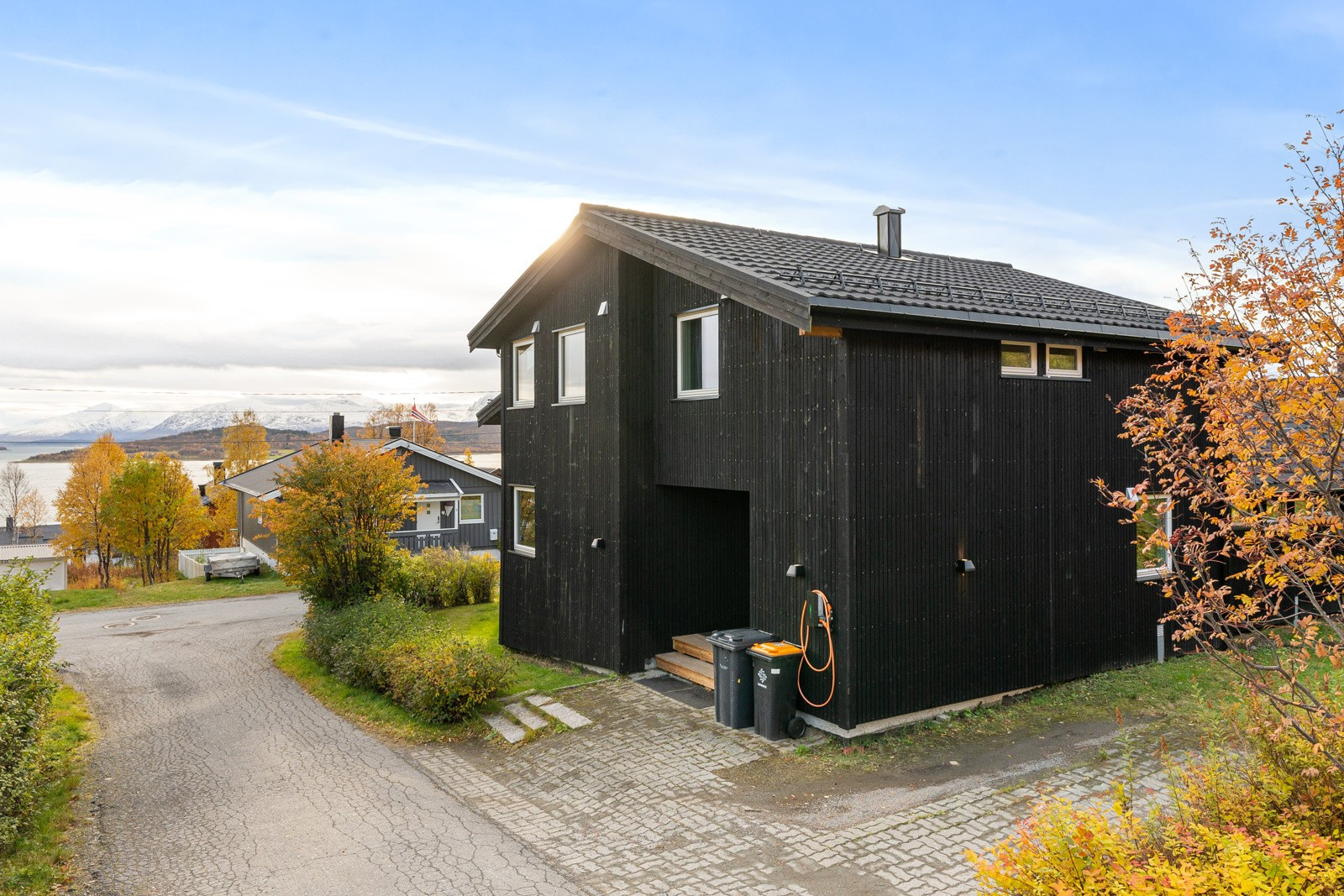 Eiendommen ligger i et veletablert boligområde på Kvaløysletta.