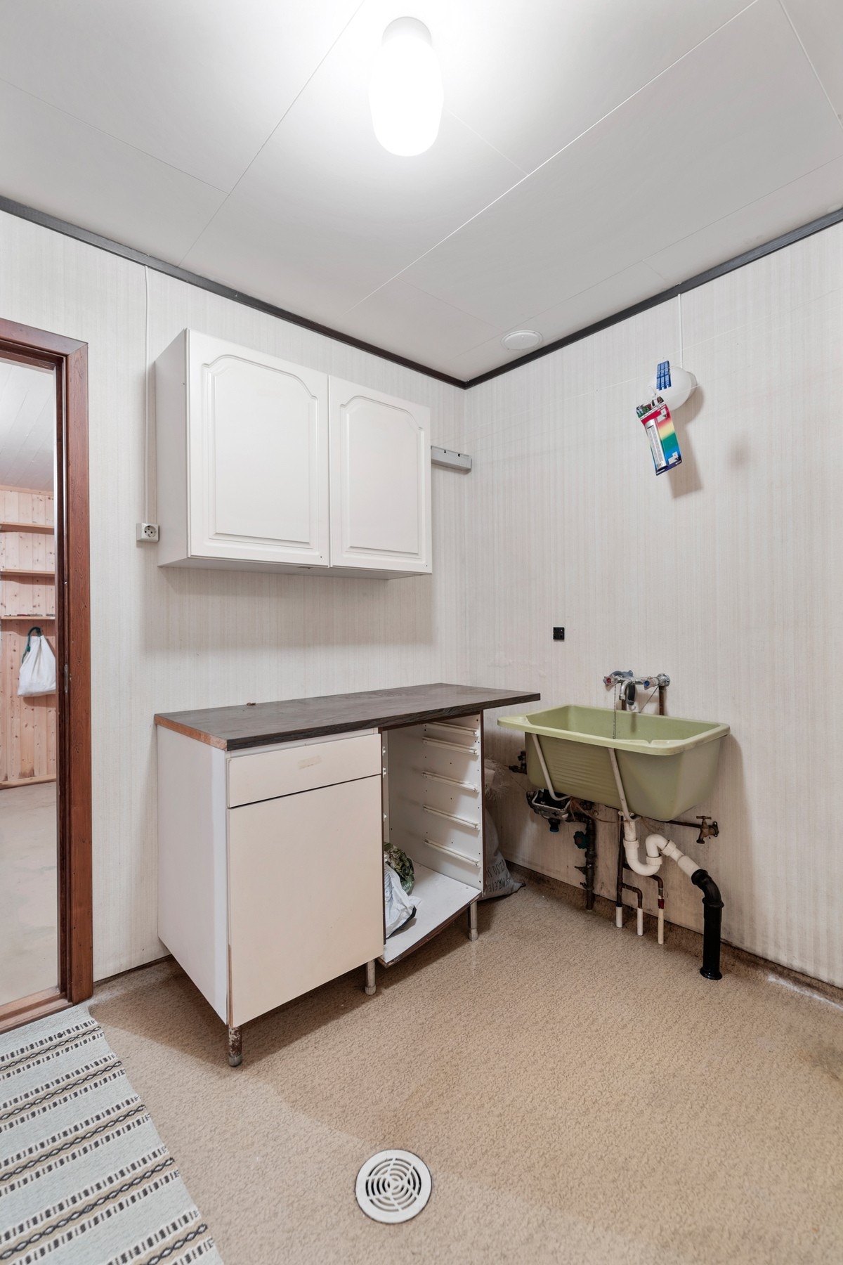 Enkelt vaskerom med tilkomst til innvendig bod. Galleribilde