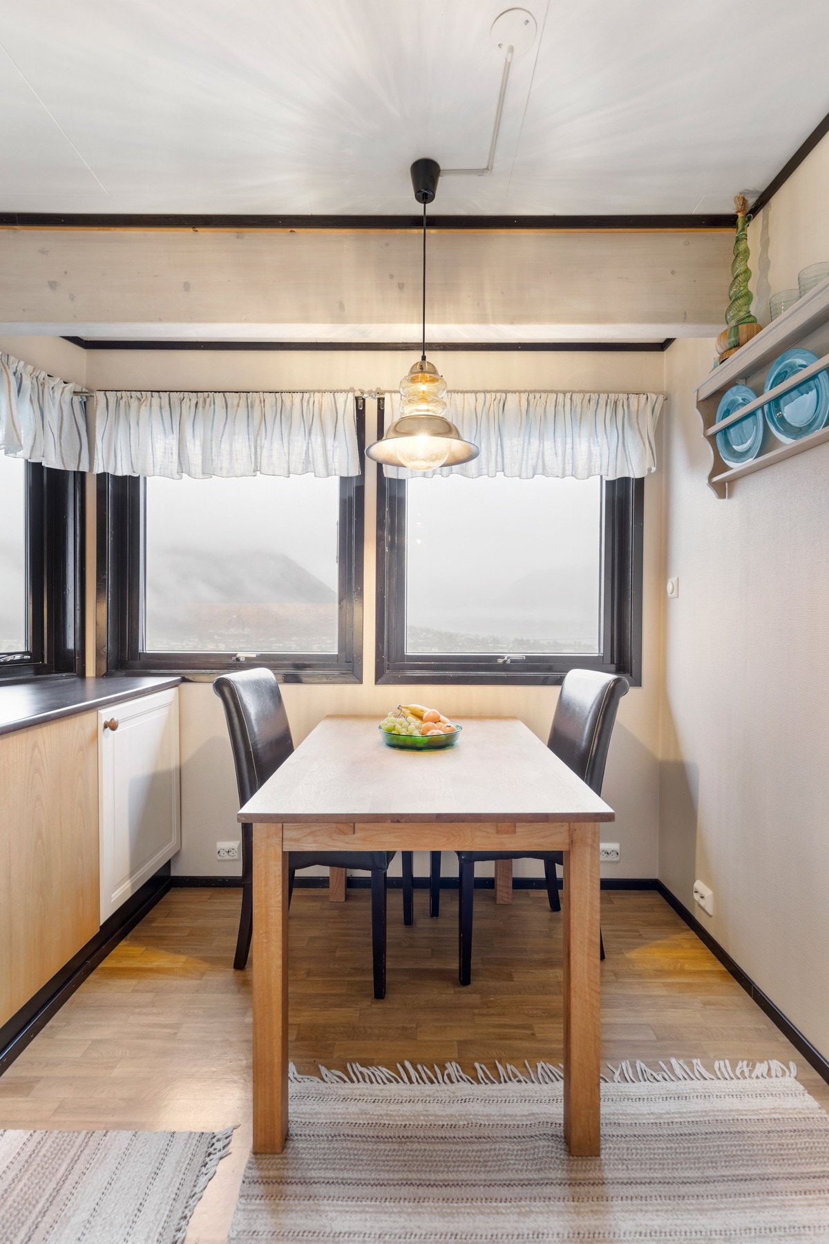 Gode muligheter for spiseplass på kjøkkenet. Galleribilde