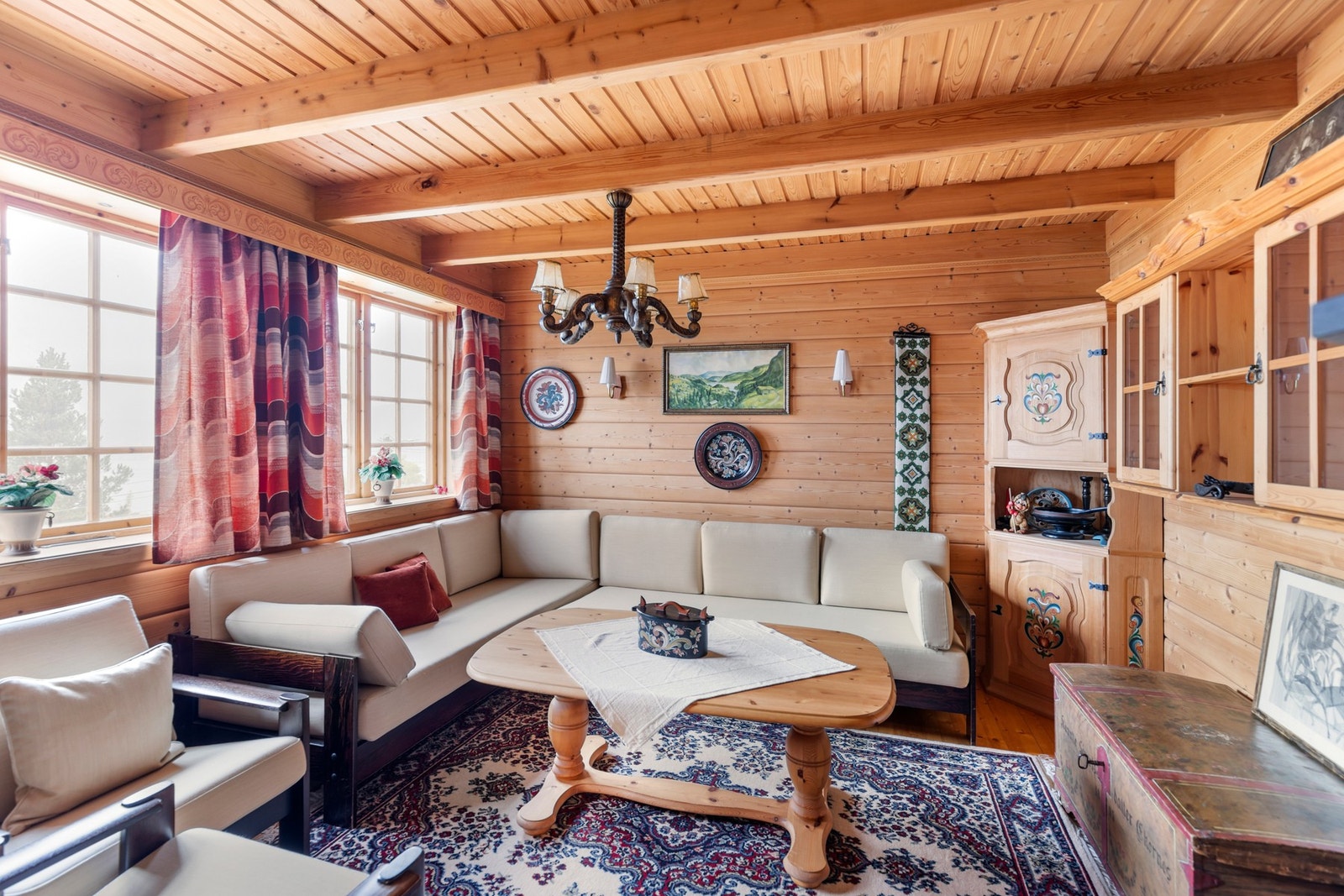 Kjellerstue med trebord på gulv og panel på vegger. Galleribilde