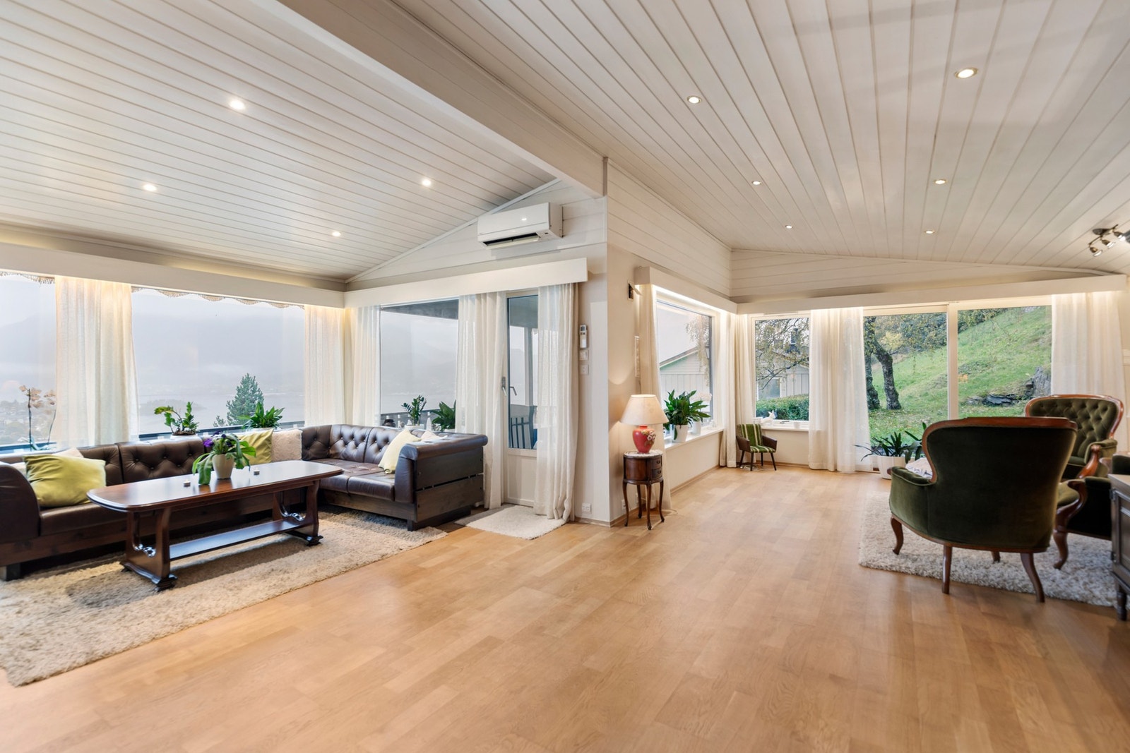 Store vindusflater mot sør gjør at utsikten kan nytes fra sofakroken. Galleribilde