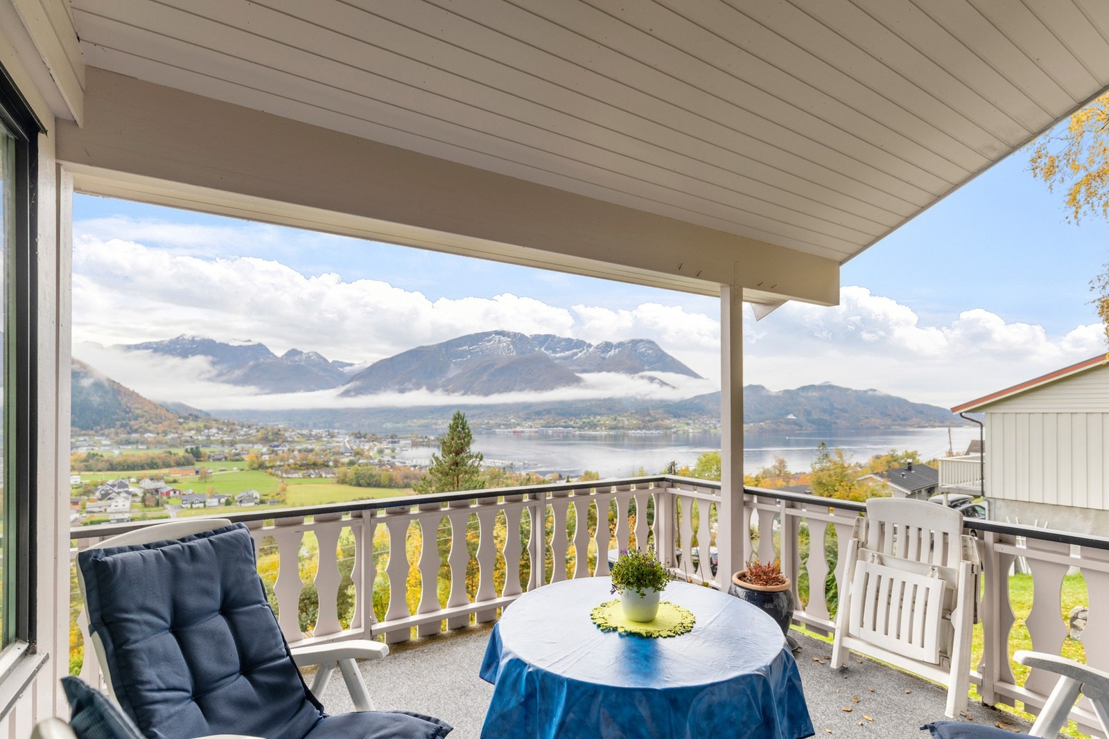 Fra stue er det utgang til terrassen. Galleribilde