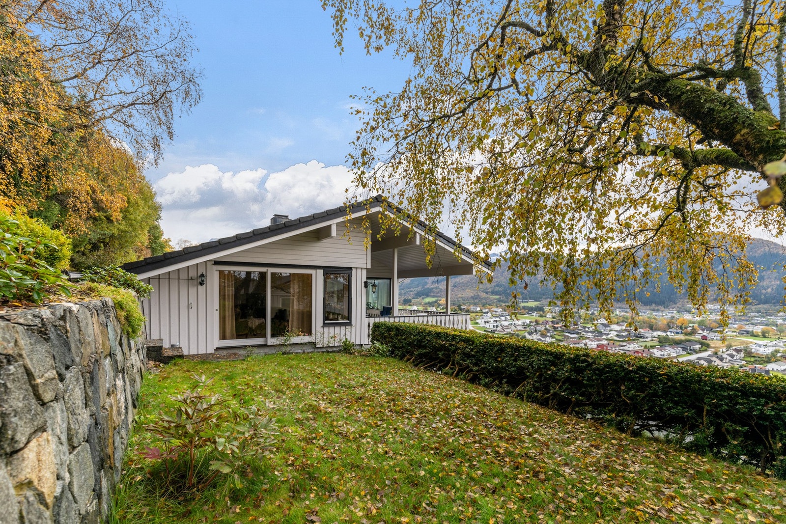 Flere flate utearealer på eiendommen. Galleribilde