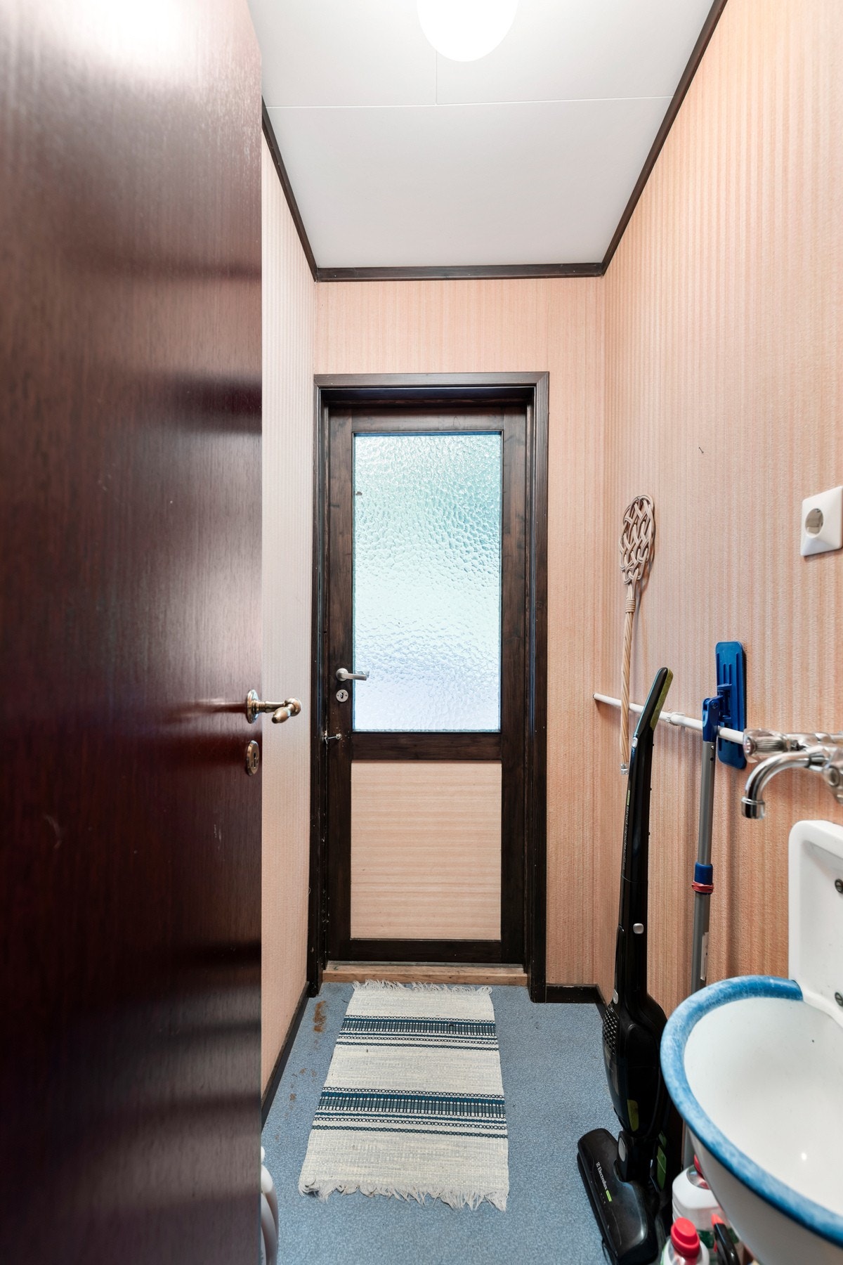 Bi-inngang med utgang til hage i bakkant av boligen Galleribilde