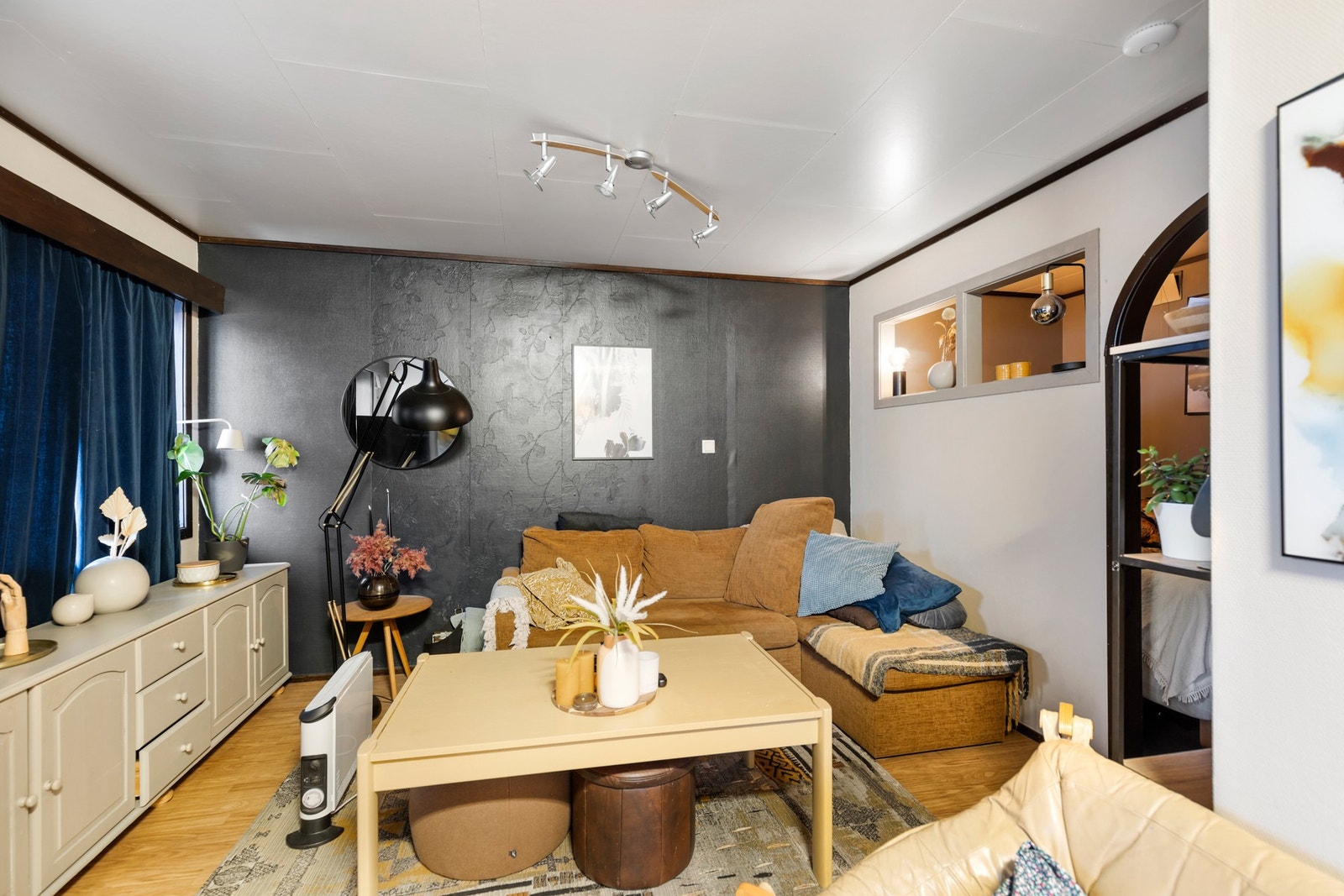 Hybelleiligheten har eget inngangsparti mot øst. Hybelen inneholder stue, kjøkken, sovealkove, gang og bad. Galleribilde