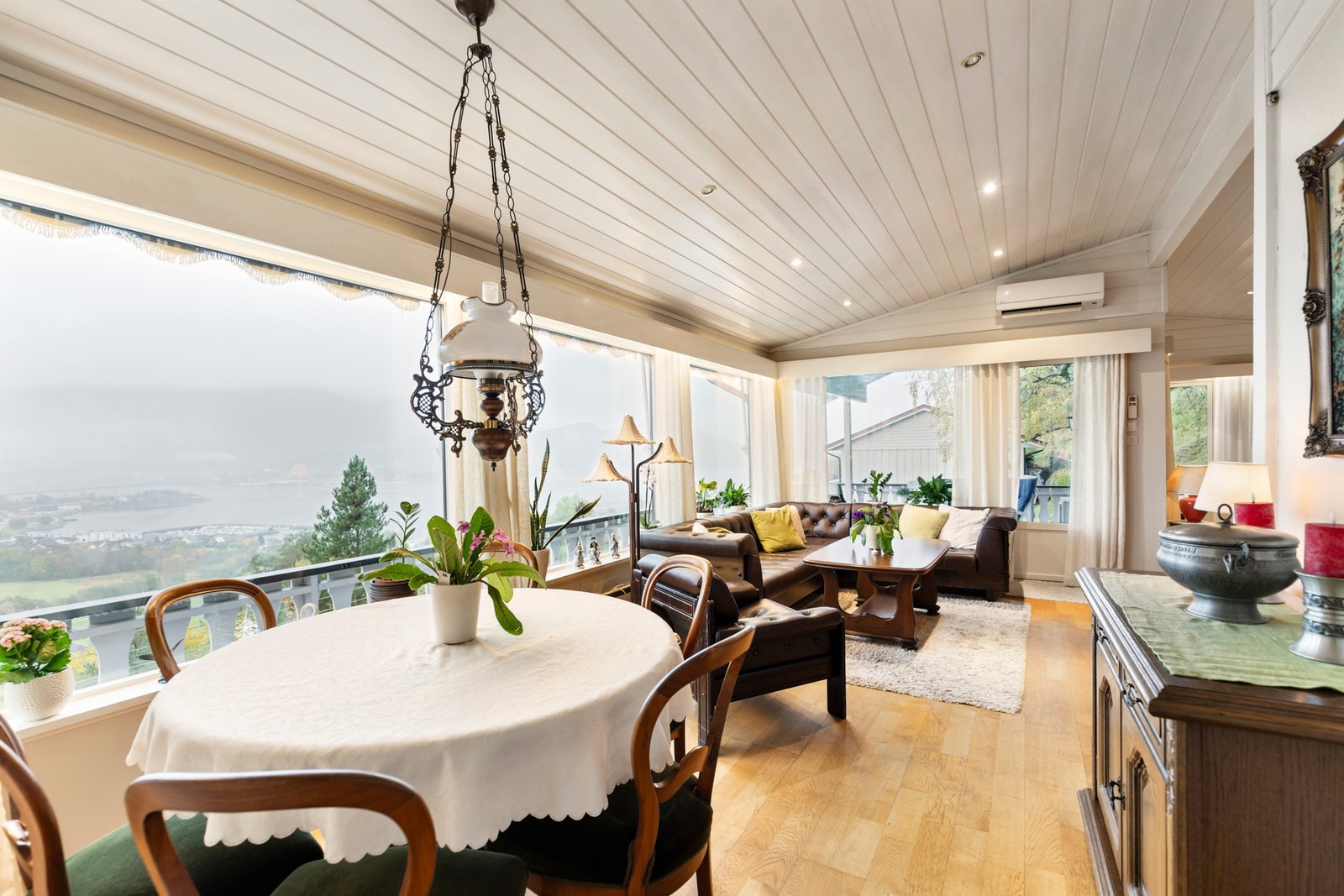 Romslig stue i hovedetasjen med parkett på gulv. Rommet har spotlights i himling og oppvarming fra både vedovn og varmepumpe. Galleribilde