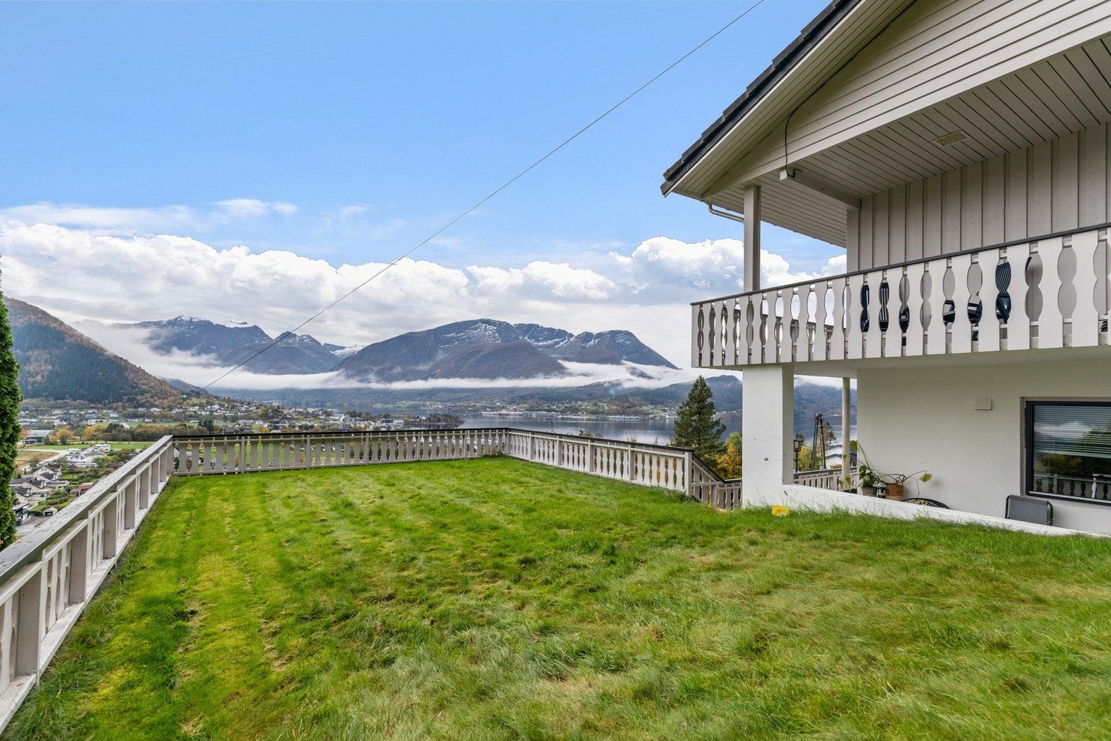 Store grøntarealer rundt boligen, perfekt for lek og ballspill. Galleribilde