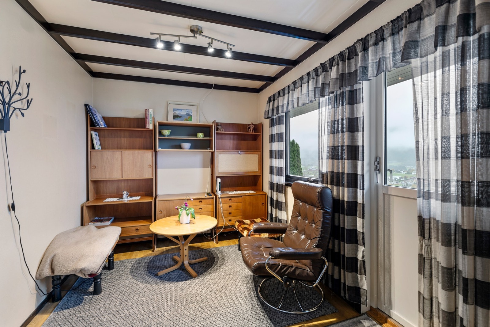 Fra kjøkkenet er det tilkomst til dagligstue/tv-stue. Herfra er det utgang til terrasse. Galleribilde