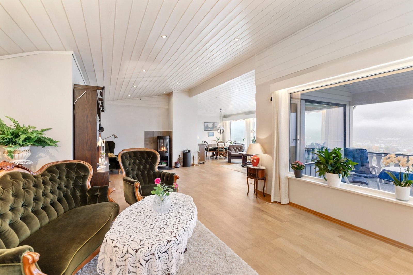 Den gode takhøyden gir rommet et flott og luftig preg. Galleribilde