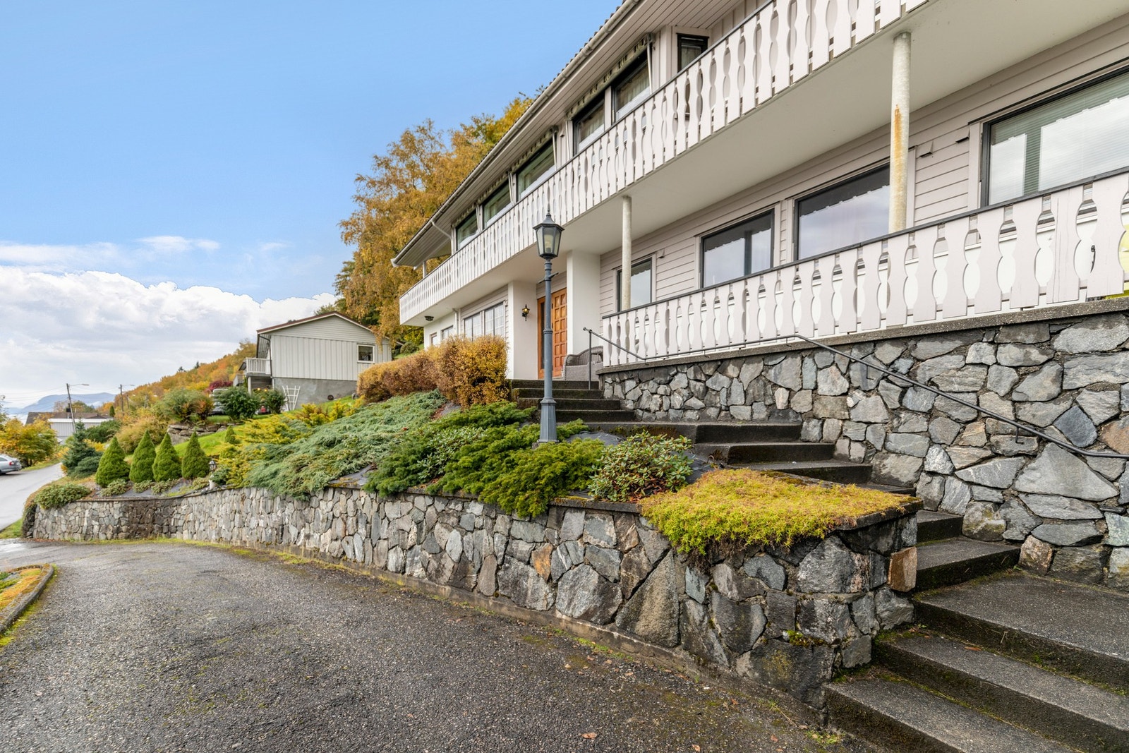 Fra garasjen er det enkel adkomst til boligens inngangsparti. Galleribilde