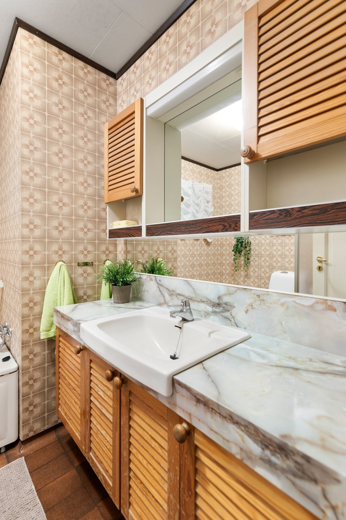 Rommet er utstyrt med varmekabler i gulv, dusjkabinett, badekar, toalett og baderomsinnredning med servant. Galleribilde