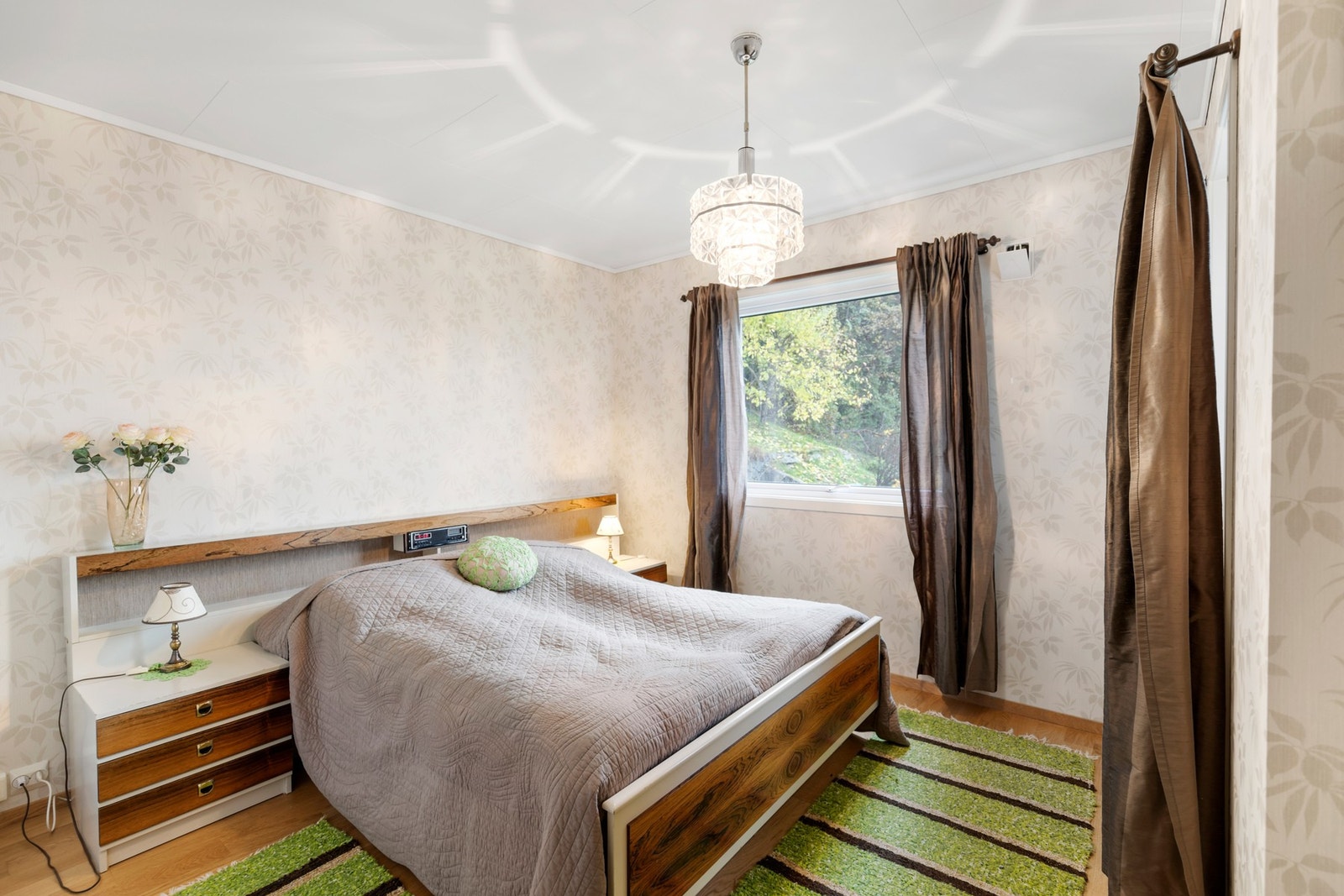 Ett av to soverom i hovedetasjen. Galleribilde