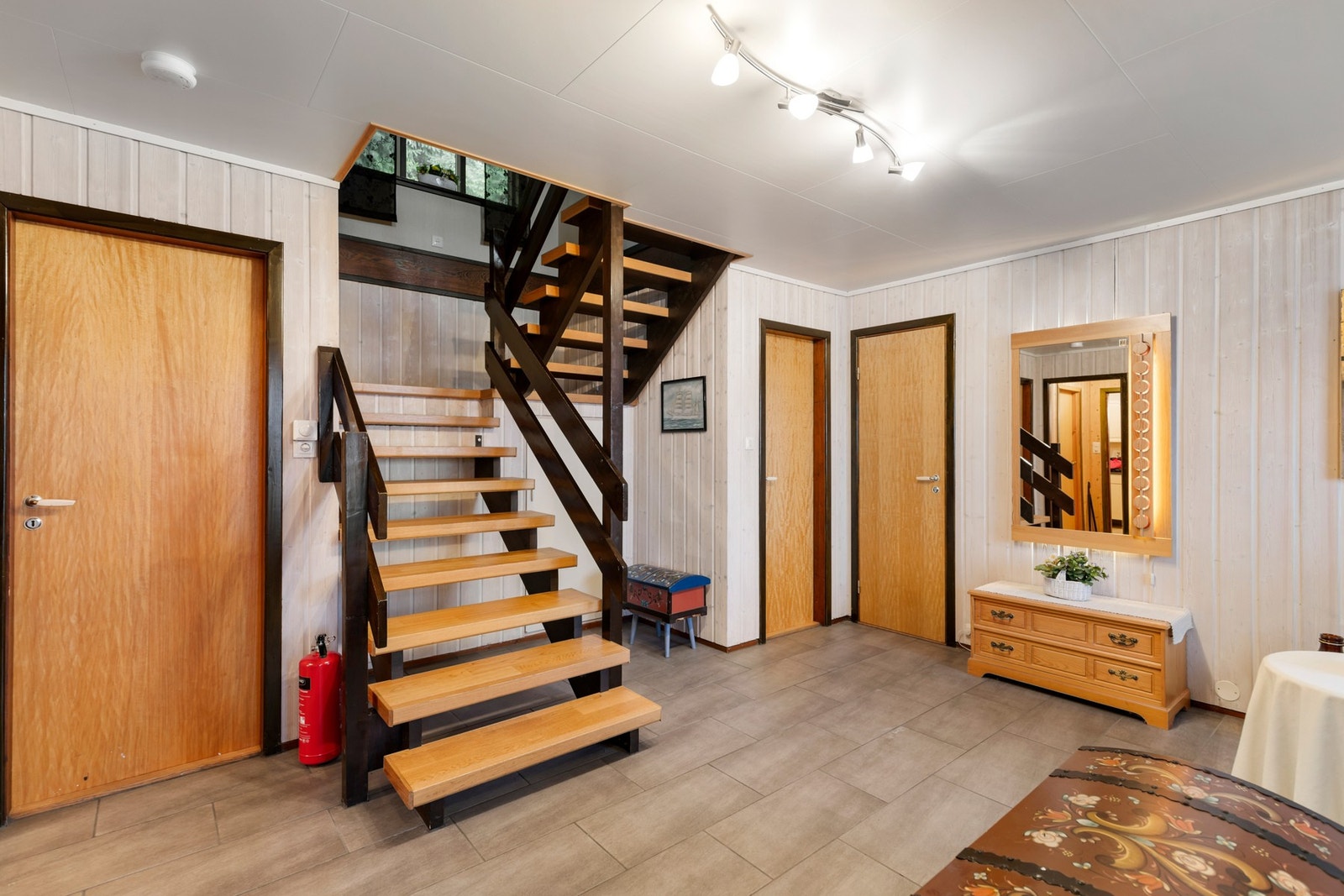 Romslig hall med flis på gulv med tilhørende varmekabler. Galleribilde