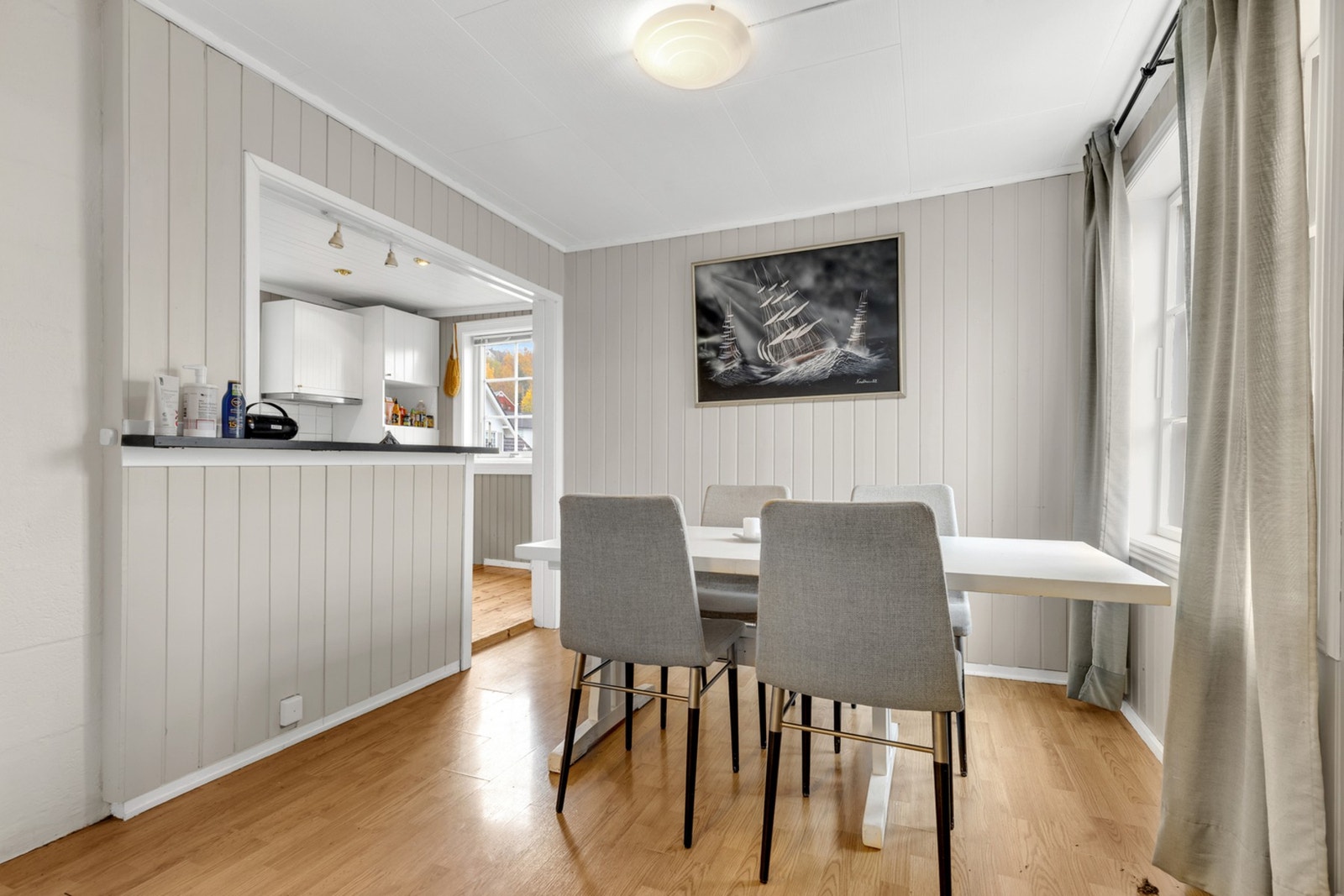 Boligen er malt i behagelige fargetoner og fremstår moderne. Rikelig med naturlig lysinnslipp gir boligen en behagelig og lett atmosfære. Galleribilde