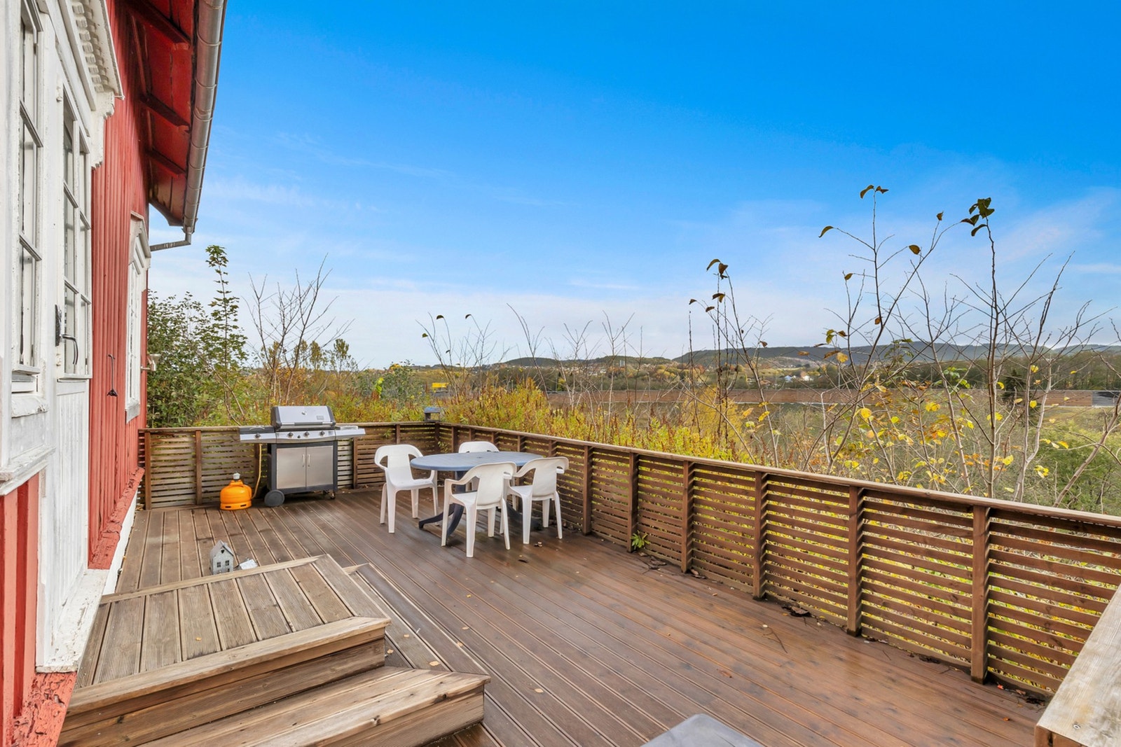 Solrik balkong på hele ca. 23m² med møre Royal terrassebord. Her nyter man solen samlet sett store deler av dagen. Galleribilde