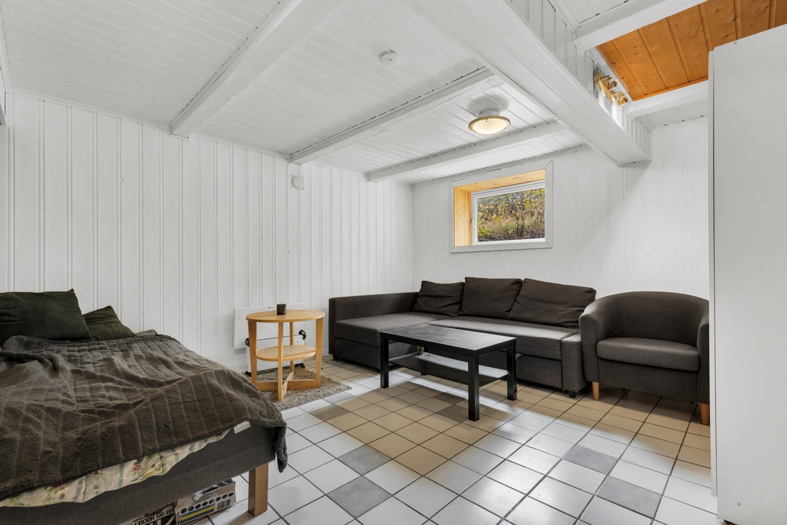 I kjelleren er det etablert en kjellerstue med god takhøyde på ca.15m². Vinduet ble byttet i 2020. (opprinnelig godkjent som bodareal.) Galleribilde