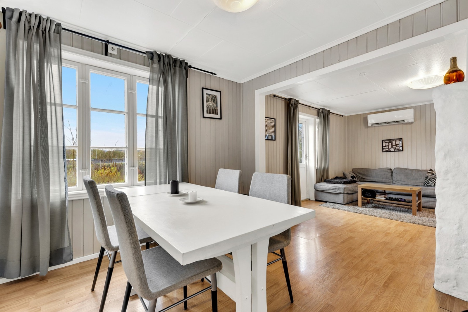 Spisegruppen finner sin naturlig plassering mellom stue og kjøkken. Her er det god plass til et stort møblement hvor hele familien og venner kan samles. Galleribilde