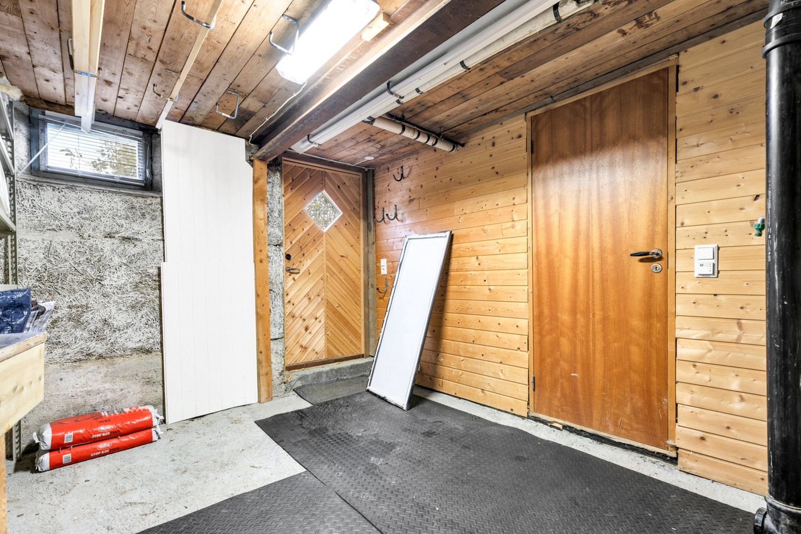 Rikelig med lagringsplass i bodareal i kjeller. Boden er på hele 11,5m². Galleribilde