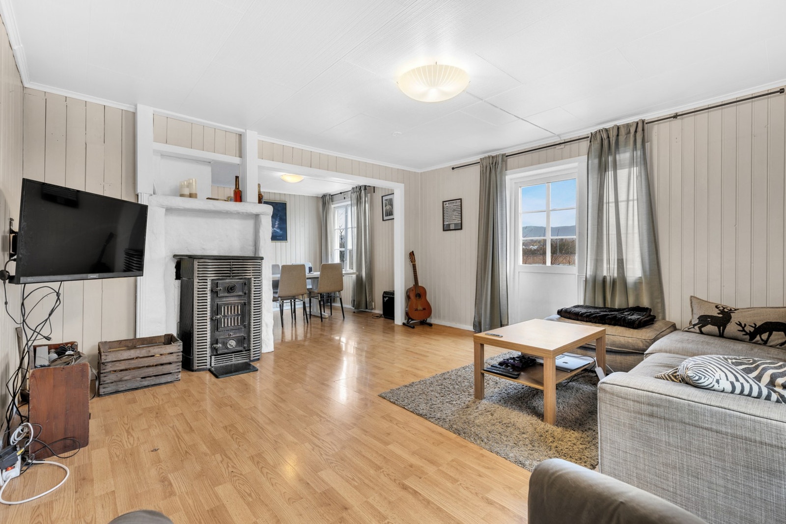 Fra stuen er det direkte utgang til boligens balkong. Galleribilde