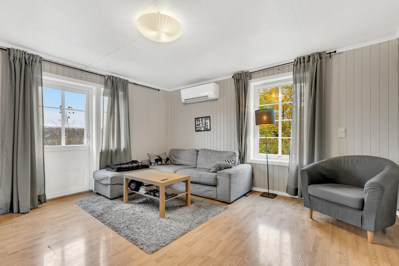 Innbydende stueareal på hele 25m². Det er i nyere tid etablert varmepumpe for en effektiv og økonomisk oppvarming av boligen. Galleribilde