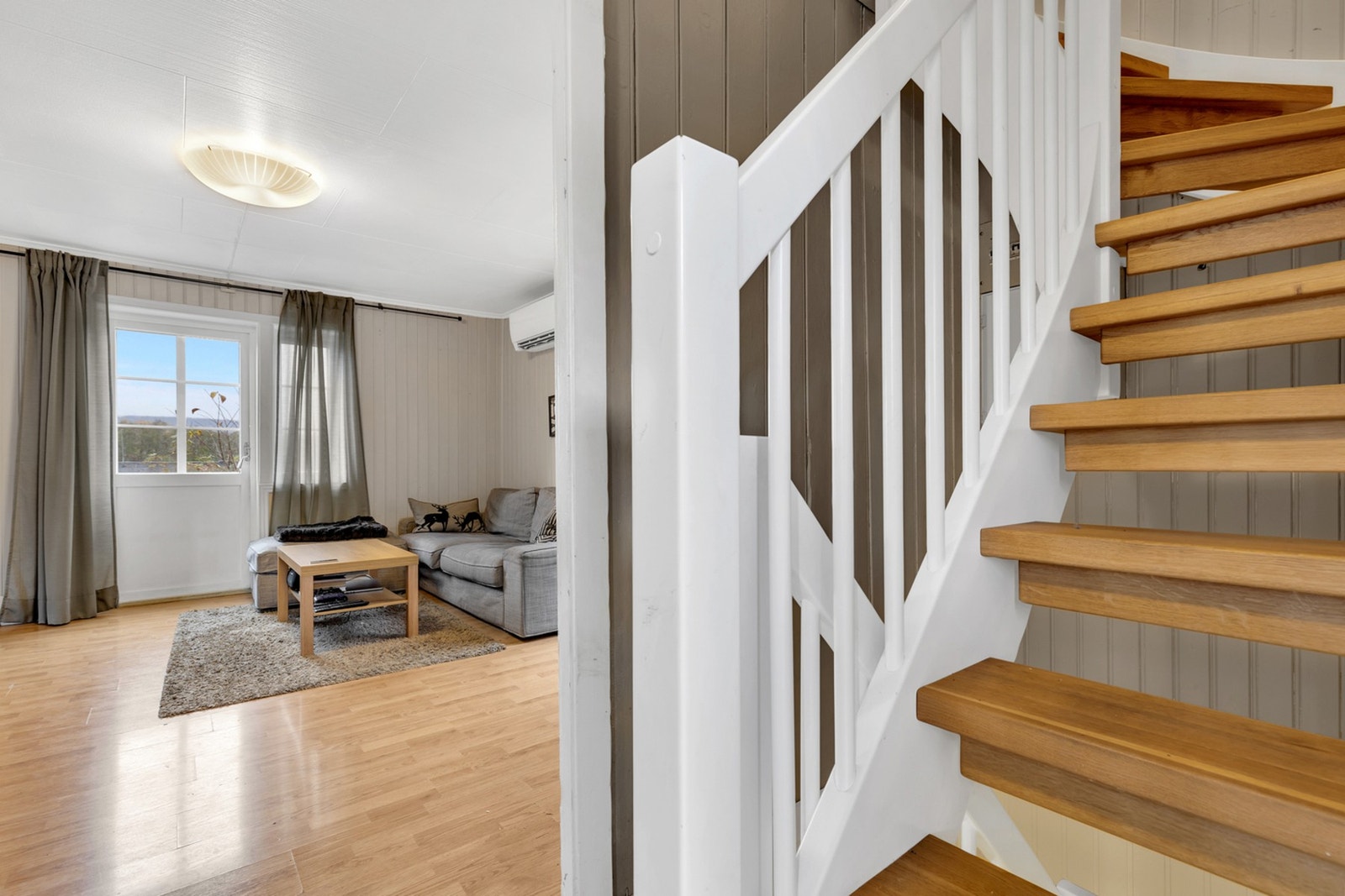 Ny trapp ble montert i 2019 og er av moderne utforming. Galleribilde