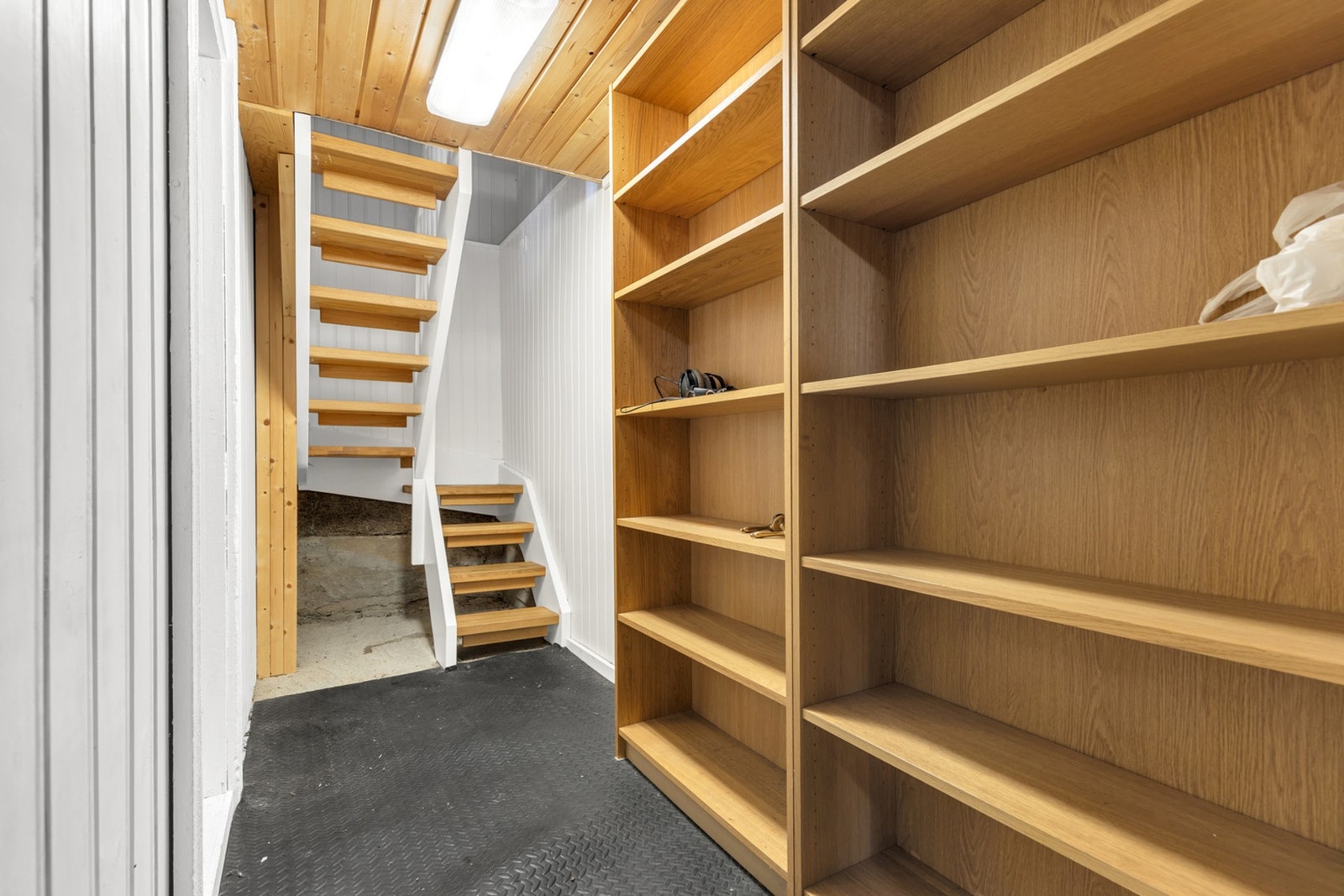 Gang med mye lagringsplass. Gangen måler 5m² Galleribilde