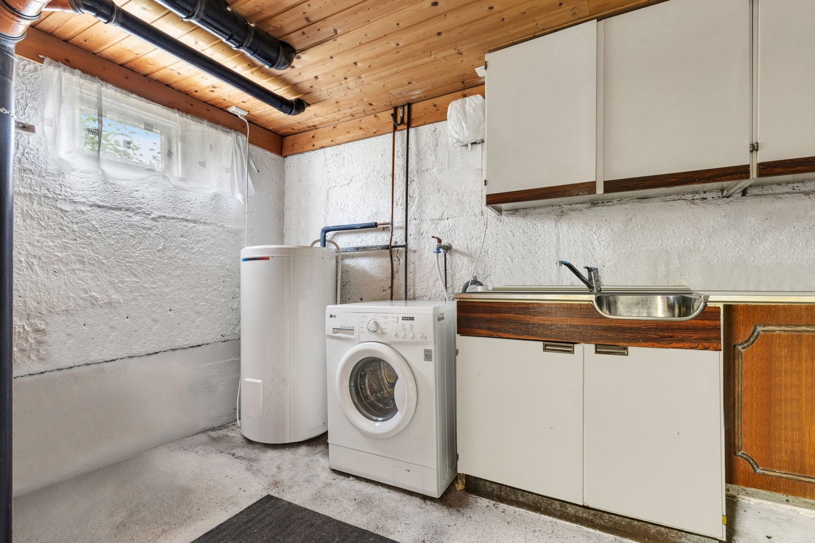 Romslig vaskerom i kjeller i overkant av 7m². (opprinnelig godkjent som bodareal.) Galleribilde