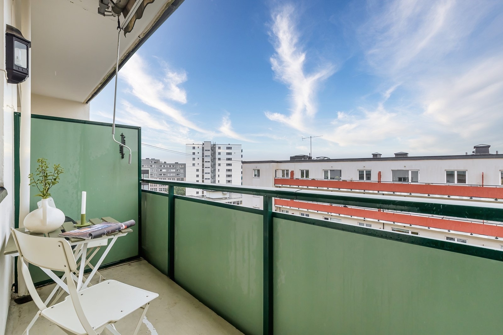 Lys og pen 2-roms som ligger fint til i byggets 4. etasje med flott balkong. Galleribilde