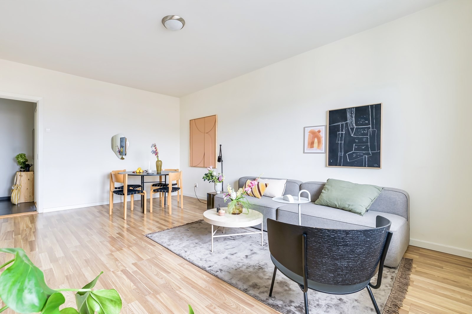 Det er gode møbleringsmuligheter for sofagruppe, spisebord og annet møblement. Galleribilde