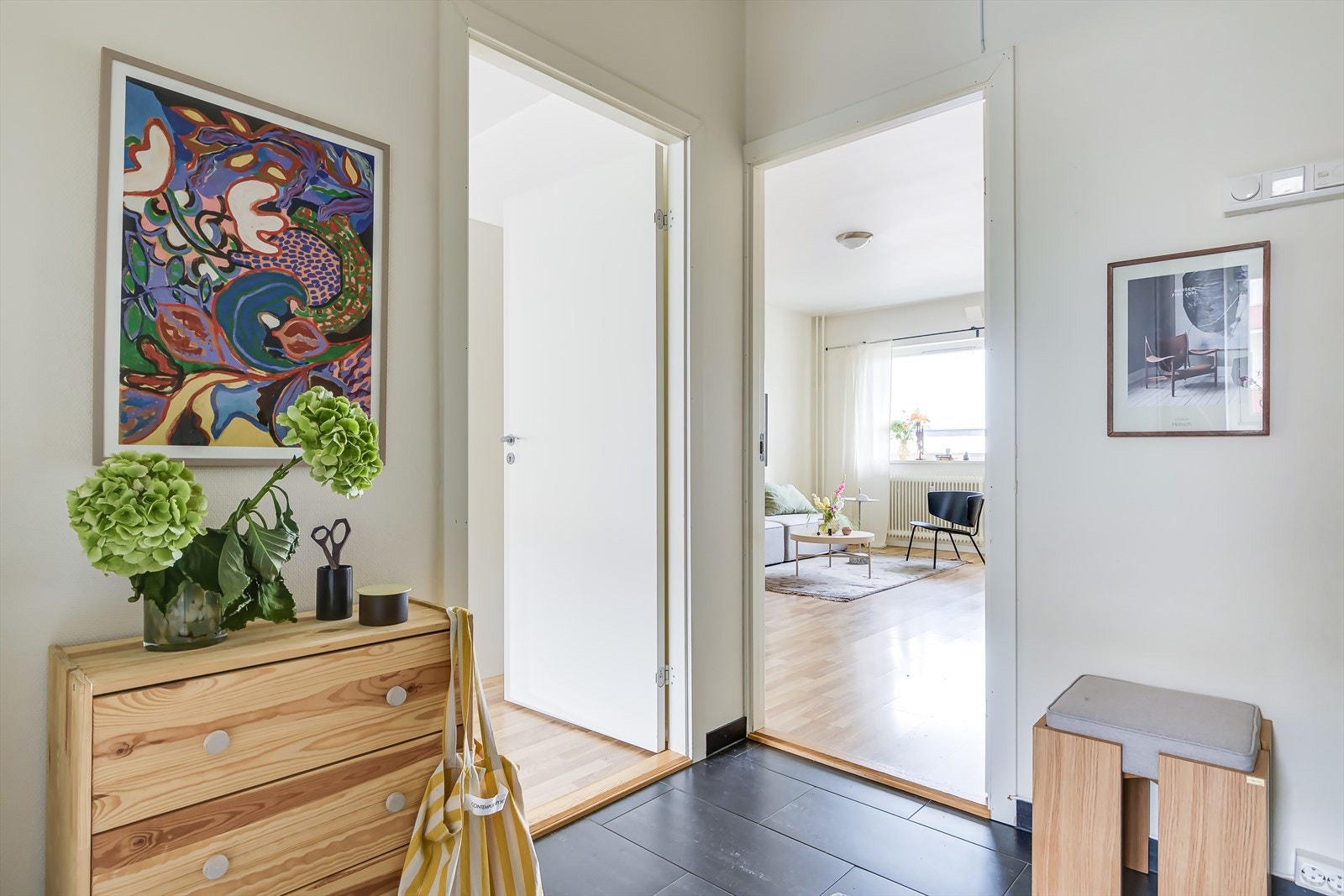 Velkommen inn | Lys og innbydende entré som gir et godt førsteinntrykk av boligen. Galleribilde