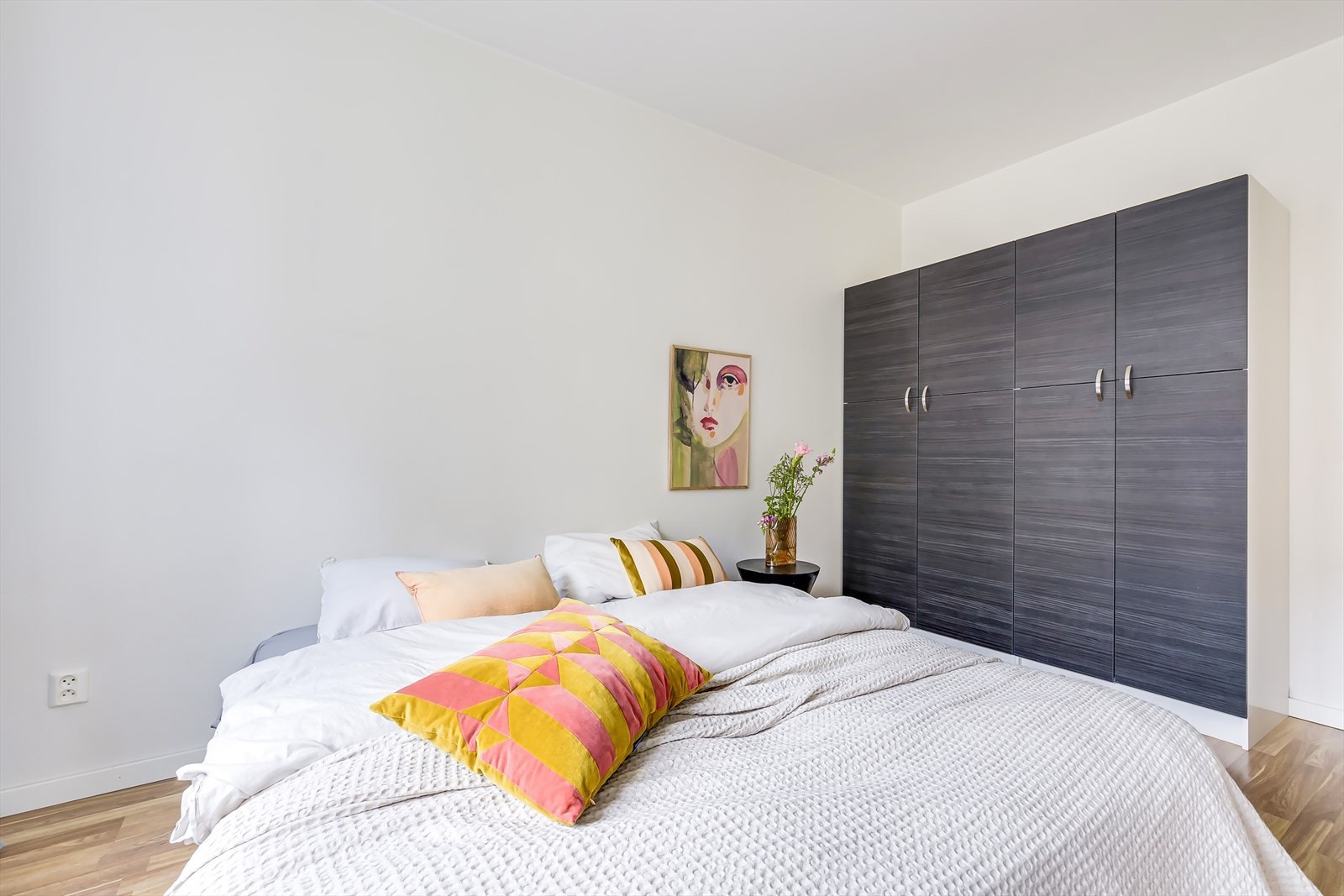 Det er god oppbevaringsplass i medfølgende garderobeskap Galleribilde